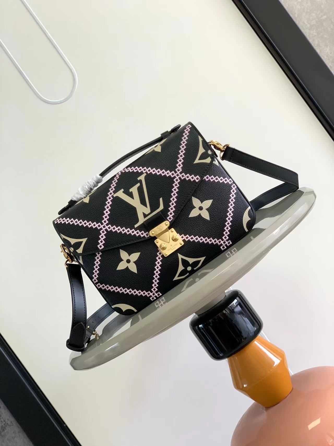Louis Vuitton Official special messenger bag on sale