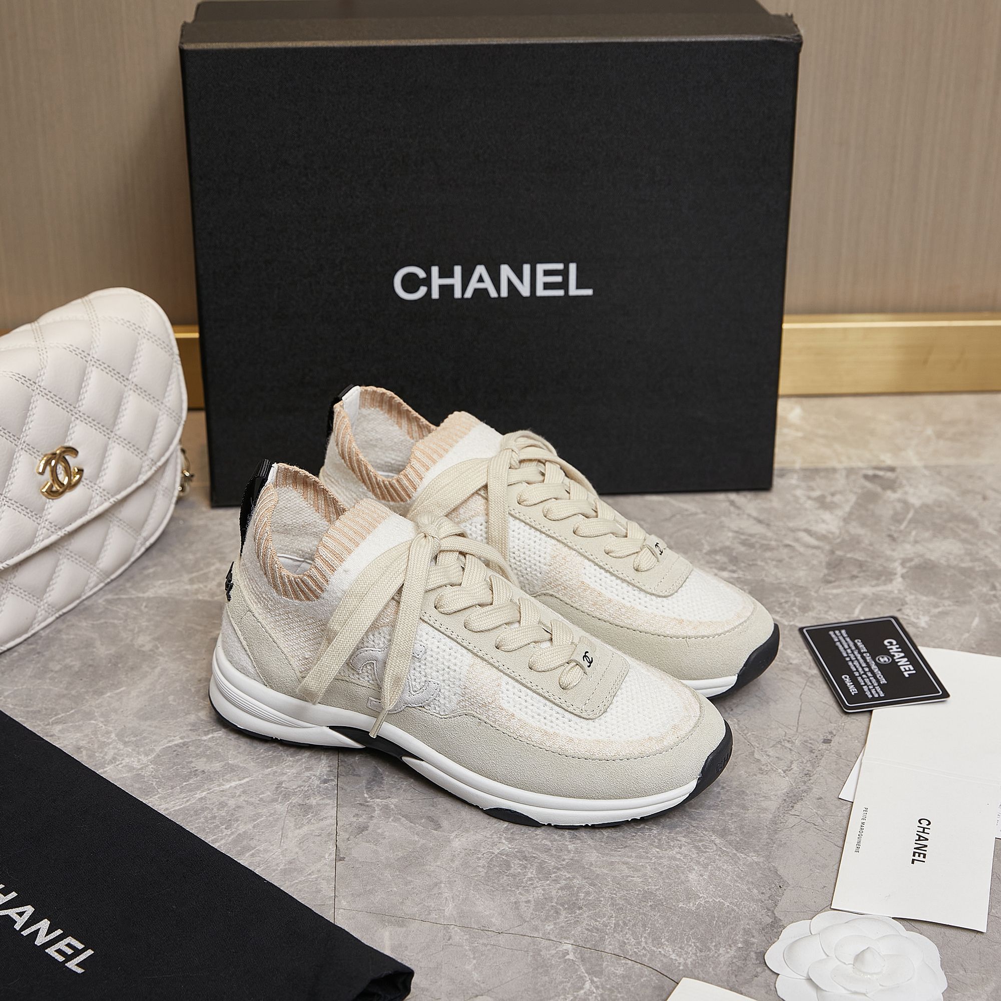 NO:231154,Chanel-25 counter top casual sneakers This classic design; the upper has a variety of craftsmanship and electric embroidery styles; the sole is fashionable and sporty; it is an extraordinary variety of color matching elements... The diversified mix and match is very beautiful and versatile, casual, fashionable, sports, and outdoors can be taken into consideration... Go material The upper uses original imported flying weaving, the inner uses original imported breathable net, the sole is based on the original TPU combination sole, the counter is boutique packaging, the full set of women's 35-42, casual shoes/sports shoes, chanel, chanel, sneakers19860909Chanel香奈儿——25专柜顶级休闲款运动鞋 这款经典设计；鞋面多种工艺电绣的风格；大底却时尚运动；不平凡的拥入了多种配色元素…… 多元化混搭非常好看百搭,休闲,时尚,运动,户外都能兼顾…… Go 材料 鞋面采用 原版进口飞织 内里采用 原版进口透气网 大底根据 原版TPU组合大底 专柜精品包装全套女35–42,休闲鞋/运动鞋,chanel,chanel,sneakers,Women's Shoes
