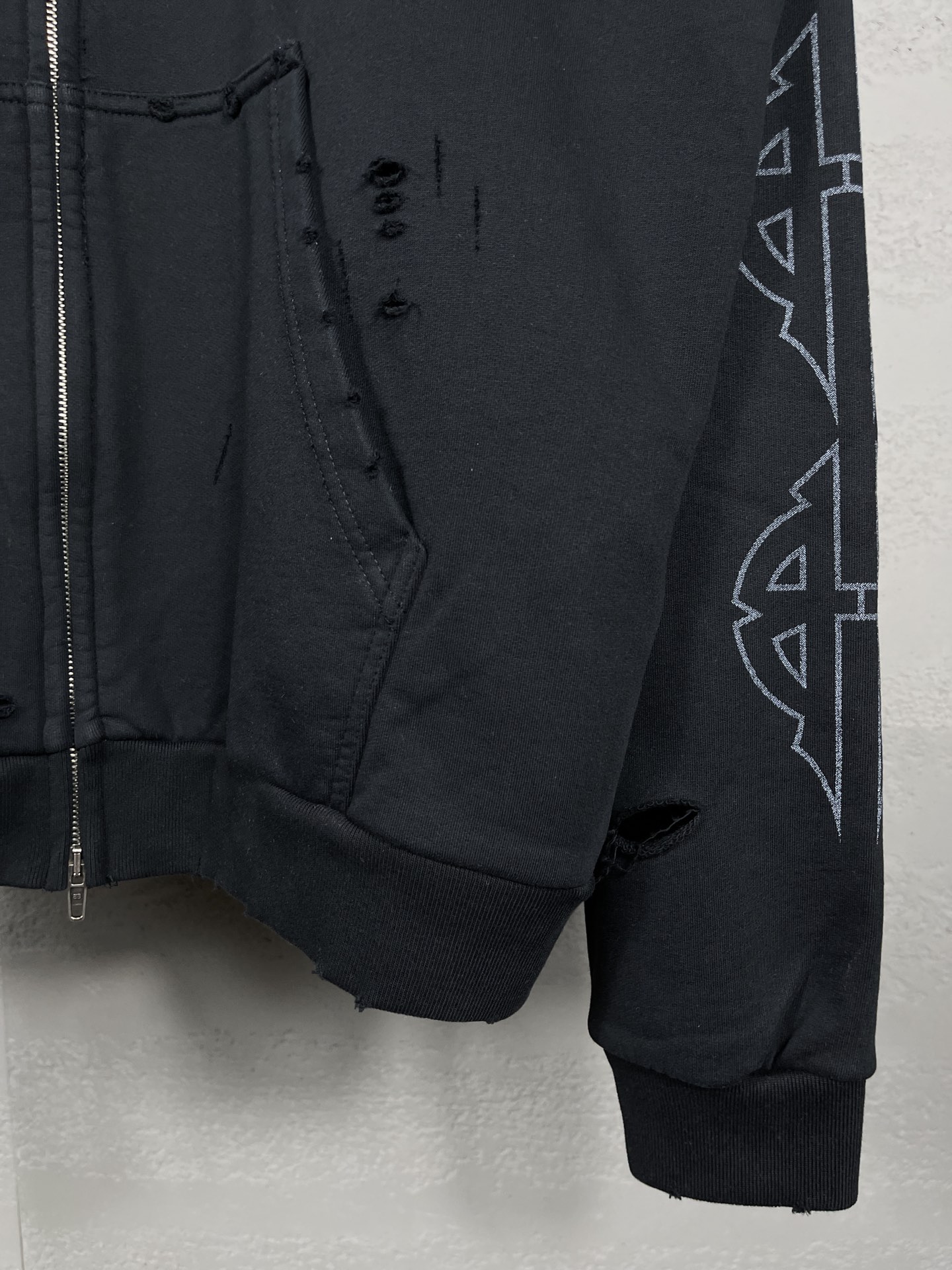 Balentci*ga Paris 2024: Eiffel Tower-inspired Jacket, Lightweight Design with Unique Digital Print - 图片 6