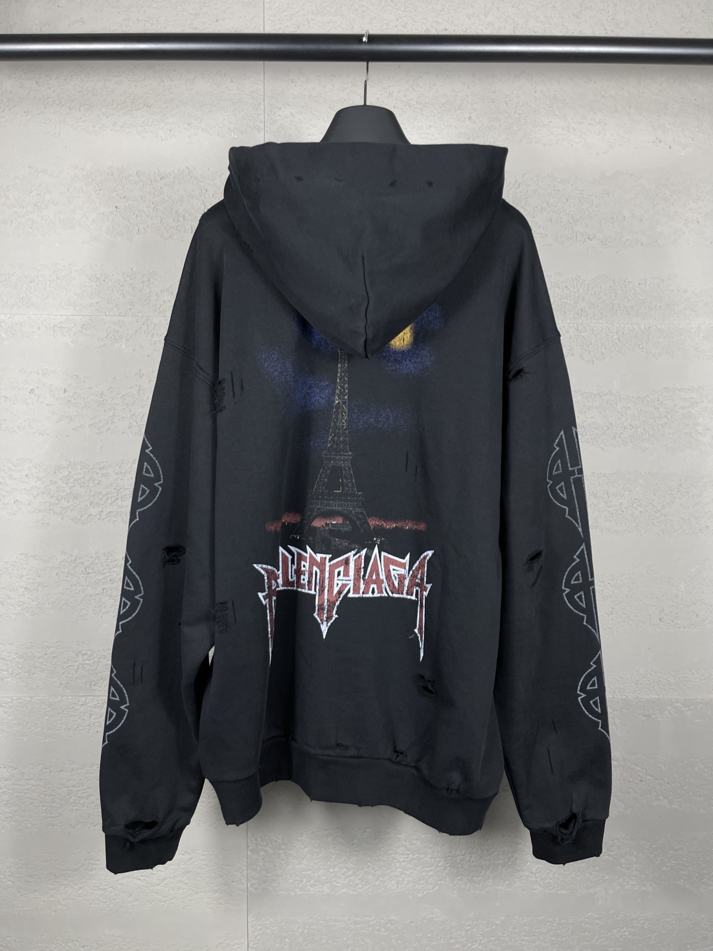 Balentci*ga Paris 2024: Eiffel Tower-inspired Jacket, Lightweight Design with Unique Digital Print - 图片 2