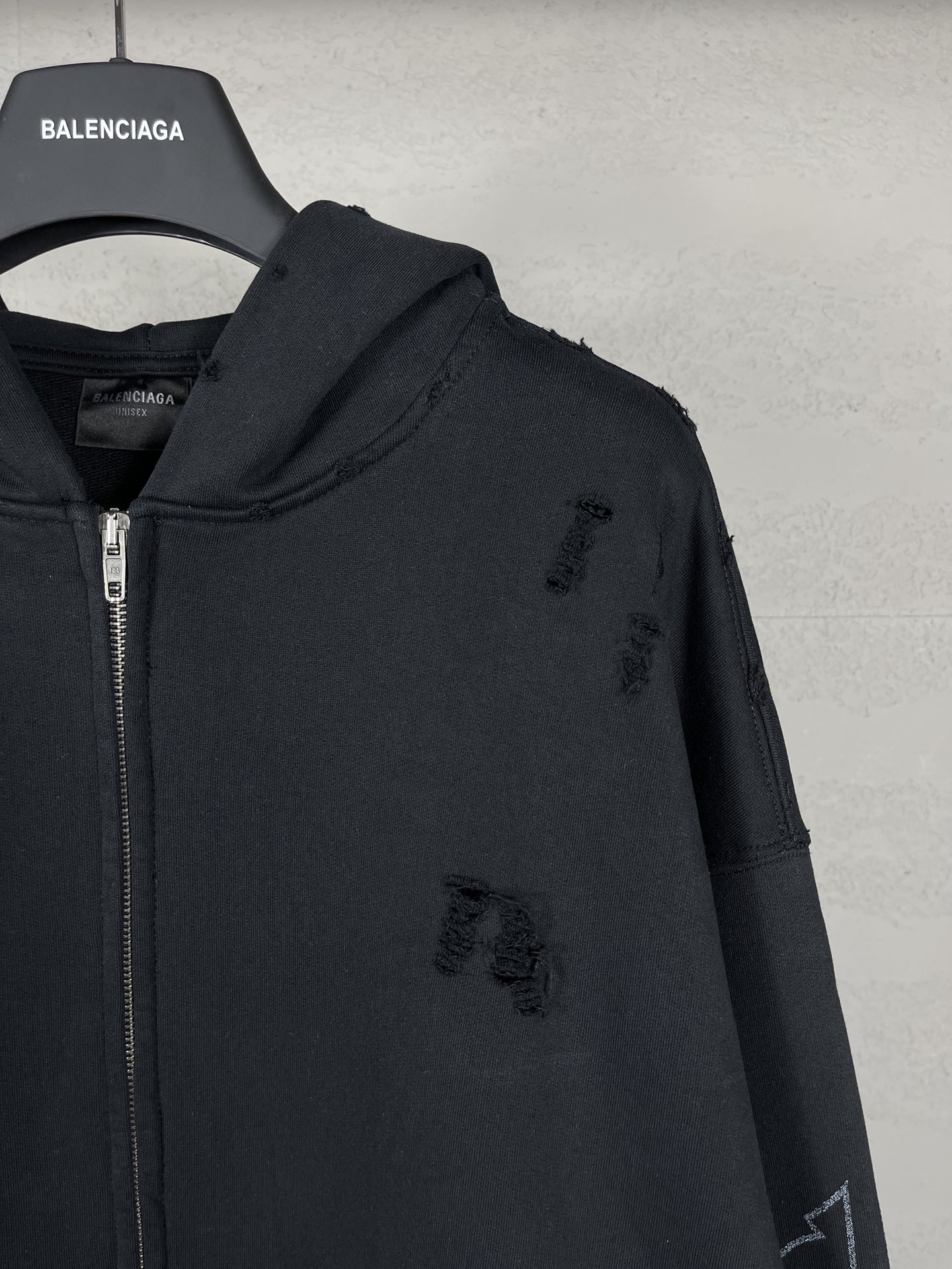Balentci*ga Paris 2024: Eiffel Tower-inspired Jacket, Lightweight Design with Unique Digital Print - 图片 3
