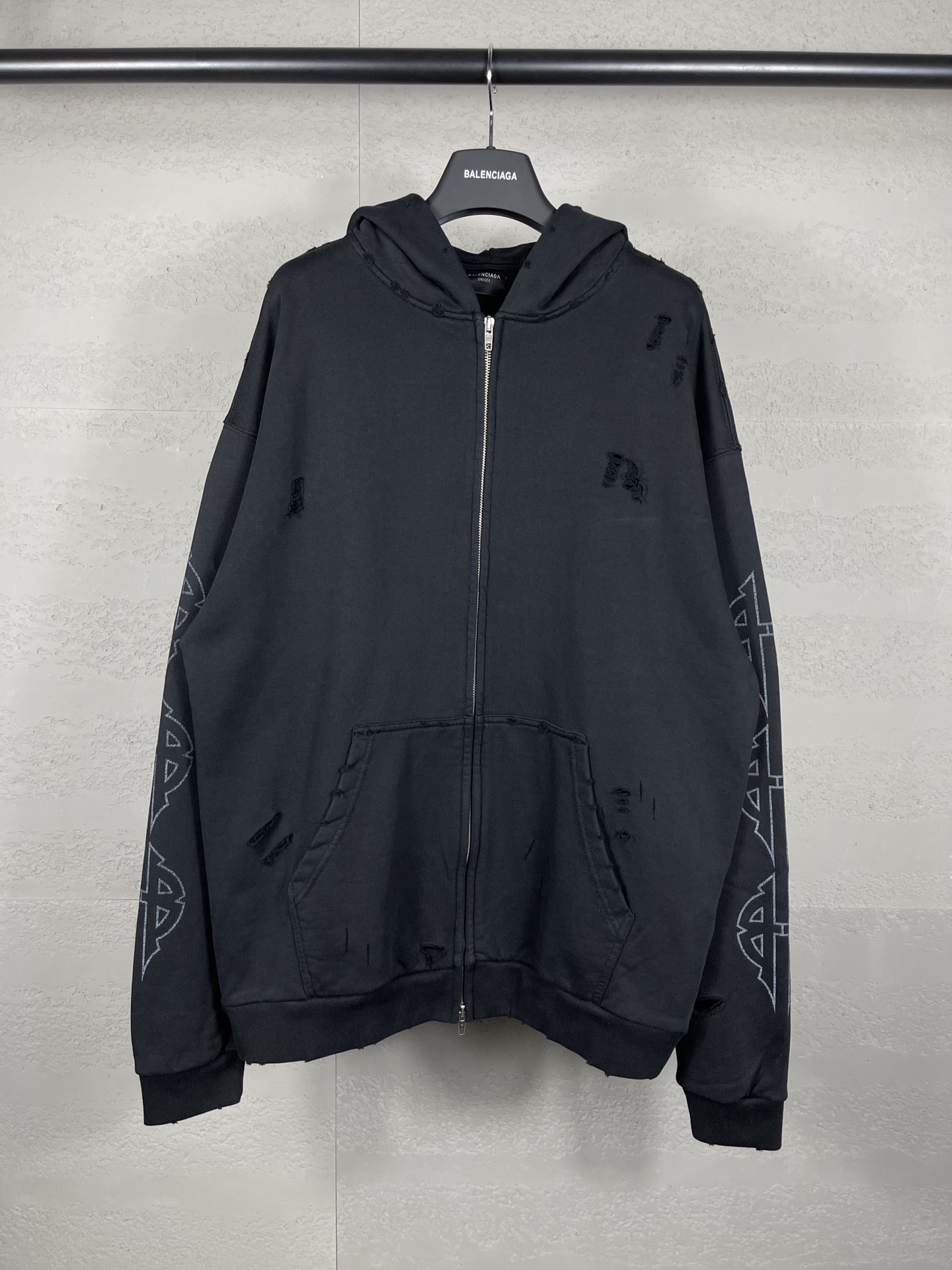 Balentci*ga Paris 2024: Eiffel Tower-inspired Jacket, Lightweight Design with Unique Digital Print - 图片 1