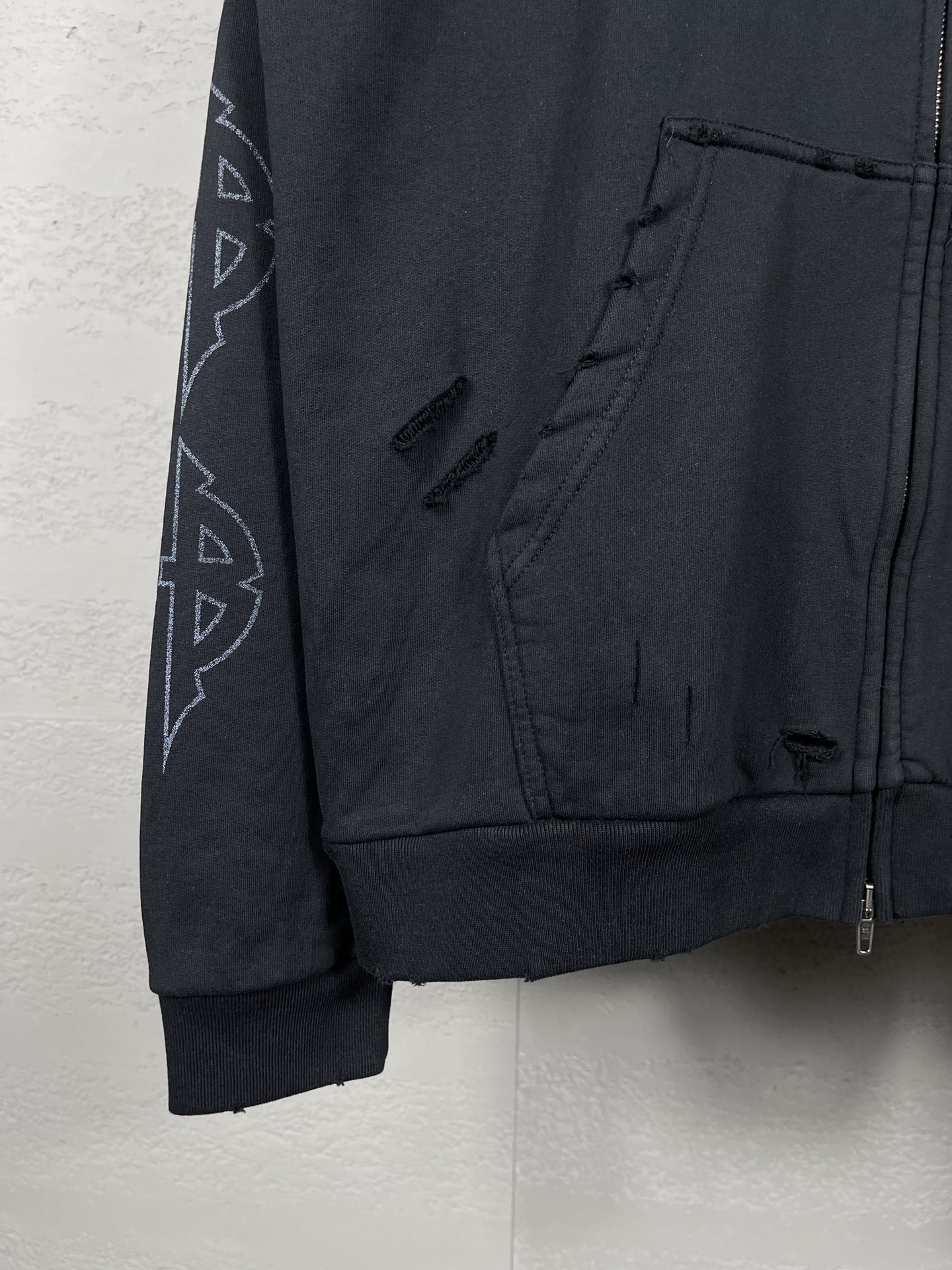 Balentci*ga Paris 2024: Eiffel Tower-inspired Jacket, Lightweight Design with Unique Digital Print - 图片 4