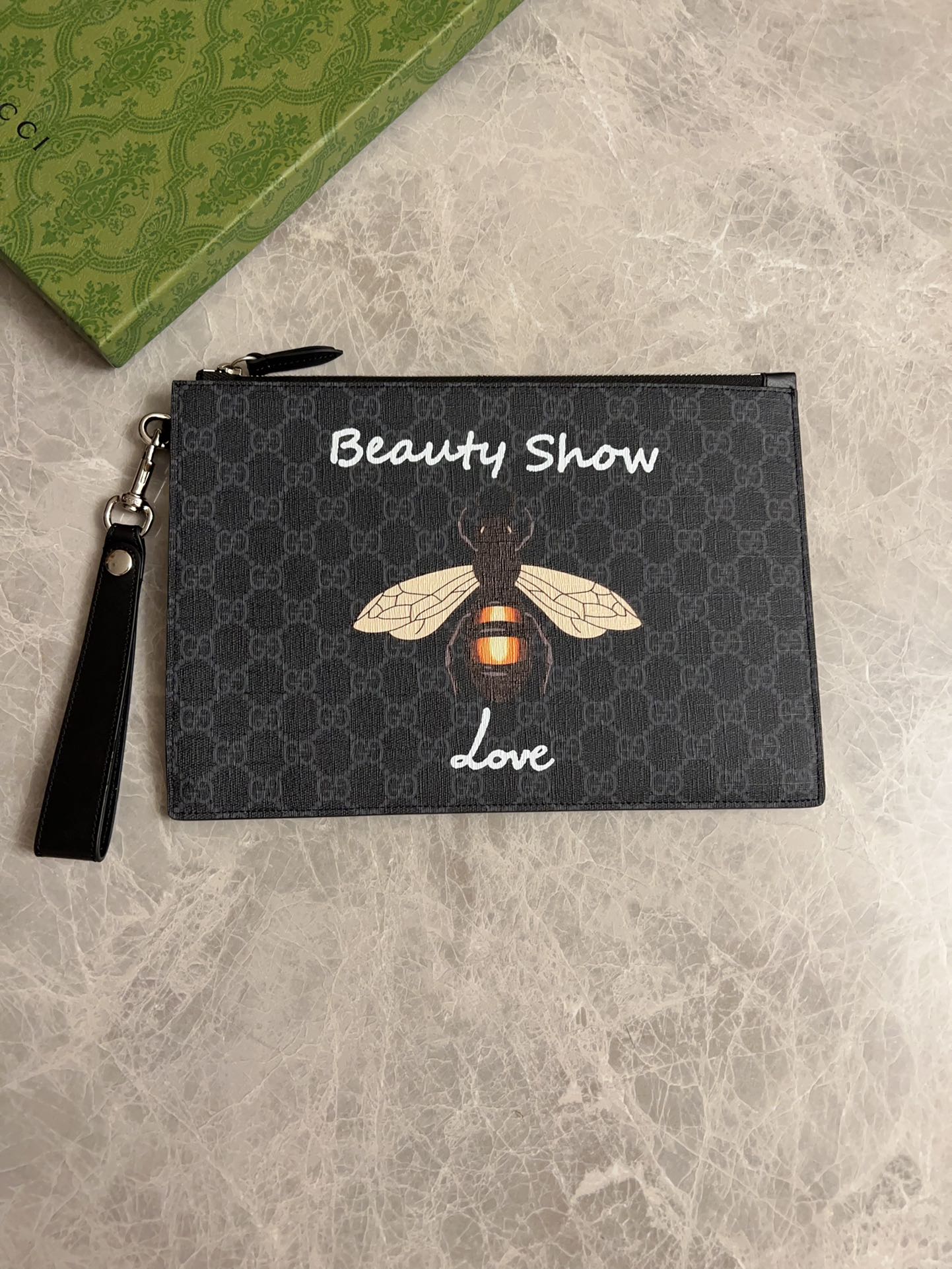 NO:673950,Gucci handbag ~ Made of imported PVC with original cowhide with new tear-off printing ~ Bee is simple, fashionable and domineering, built-in ~ banknote slot, card slot, mobile phone slot, very practical, exquisite workmanship, real photo model 473904, size width 30x height 20x depth 1.5 cm, color black bee, Gucci wallet, gucci, wallets, cowhide19860909Gucci 手包～采用进口Pvc搭配原版牛皮配以的新款撕印～蜜蜂简单时尚霸气,内置～钞票位,卡位,手机位,非常实用,做工精湛,实物拍摄型号473904,尺寸宽30x高20x深1.5厘米,颜色黑蜜蜂,Gucci钱包,gucci,wallets,cowhide,欧美剧