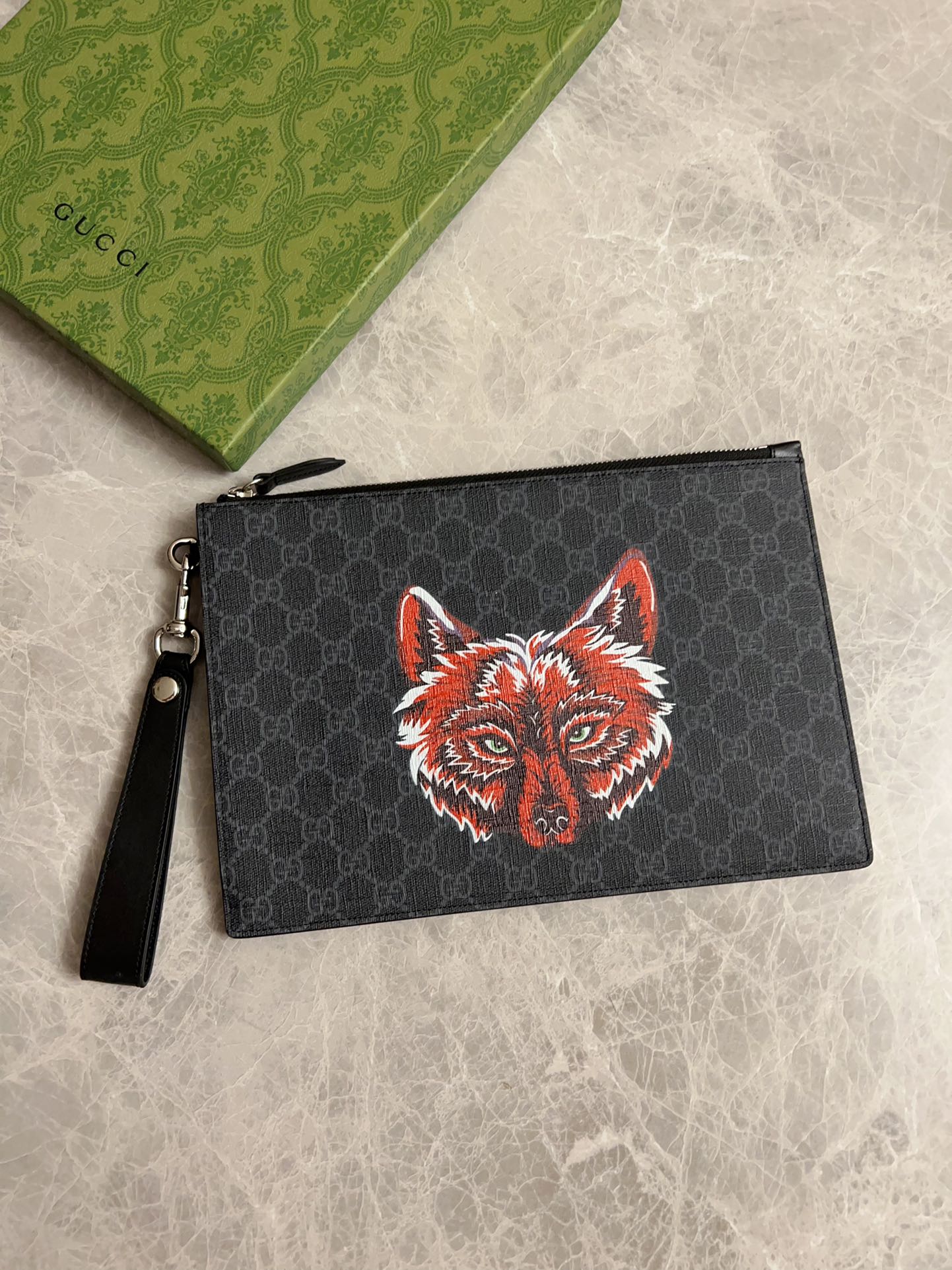 NO:673941,Gucci official website is updated simultaneously ~ Stylish men's handbag ~ Made of imported PVC with original cowhide with new tear-off printing ~ Little Red Wolf is simple, fashionable and domineering, with built-in ~ banknote slot, card slot, mobile phone slot, very practical, exquisite workmanship, physical shooting model 473904, size width 30x height 20x depth 1.5 cm, color black pvc/little red wolf, Gucci wallet, gucci, wallets, cowhide19860909gucci官网同步更新～型男手包～采用进口Pvc搭配原版牛皮配以的新款撕印～小红狼简单时尚霸气,内置～钞票位,卡位,手机位,非常实用,做工精湛,实物拍摄型号473904,尺寸宽30x高20x深1.5厘米,颜色黑pvc/小红狼,Gucci钱包,gucci,wallets,cowhide,欧美剧