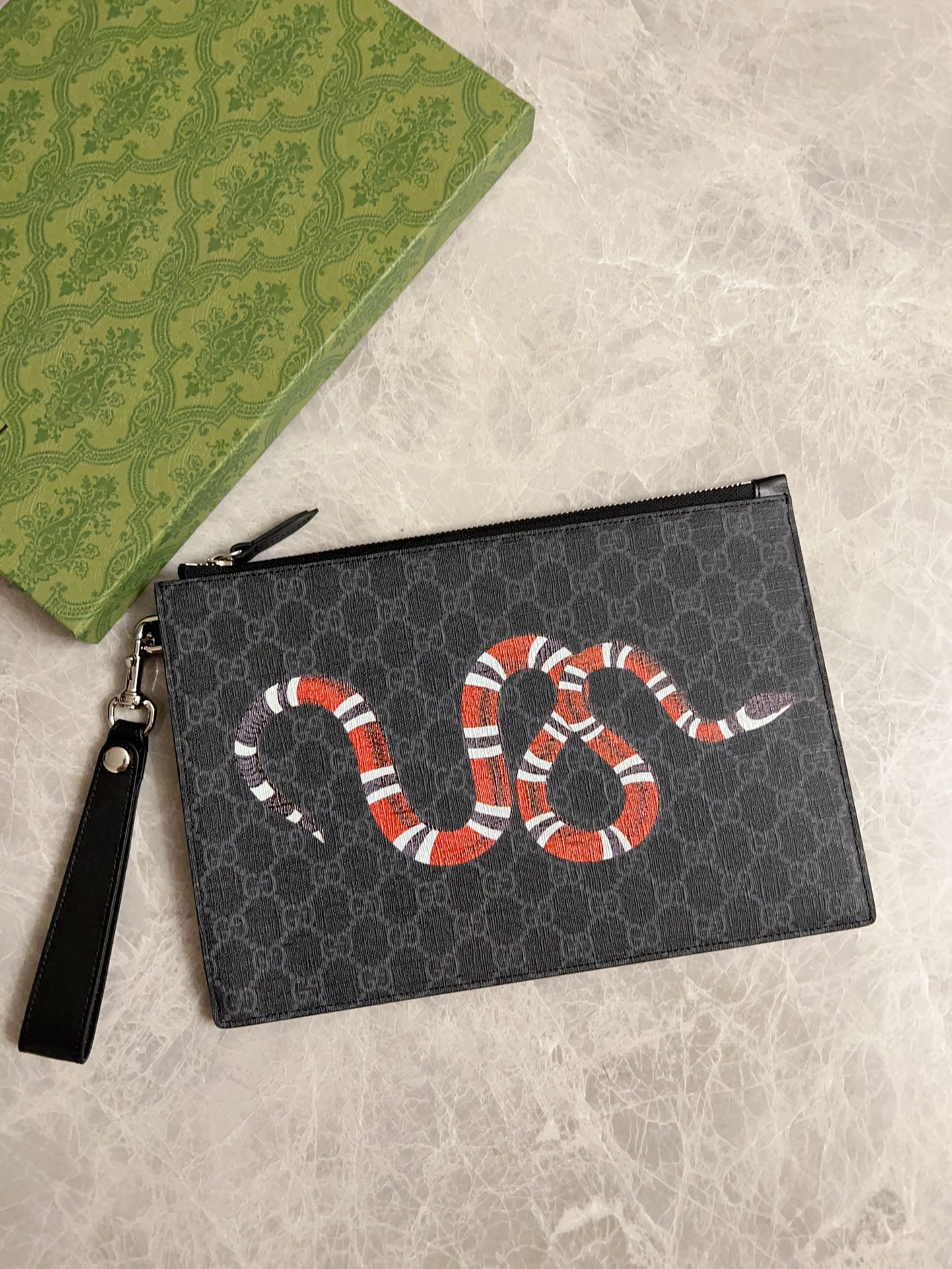 NO:673949,Gucci official website is updated simultaneously ~ Stylish men's handbag ~ Made of imported PVC with original cowhide with new tear-off printing ~ Colored tiger head is simple, fashionable and domineering, built-in ~ banknote slot, card slot, mobile phone slot, very practical, exquisite workmanship, physical shooting model 473904, size width 30x height 20x depth 1.5 cm, color black pvc/striped snake, Gucci wallet, gucci, wallets, cowhide19860909gucci官网同步更新～型男手包～采用进口Pvc搭配原版牛皮配以的新款撕印～彩虎头简单时尚霸气,内置～钞票位,卡位,手机位,非常实用,做工精湛,实物拍摄型号473904,尺寸宽30x高20x深1.5厘米,颜色黑pvc/条纹蛇,Gucci钱包,gucci,wallets,cowhide,欧美剧