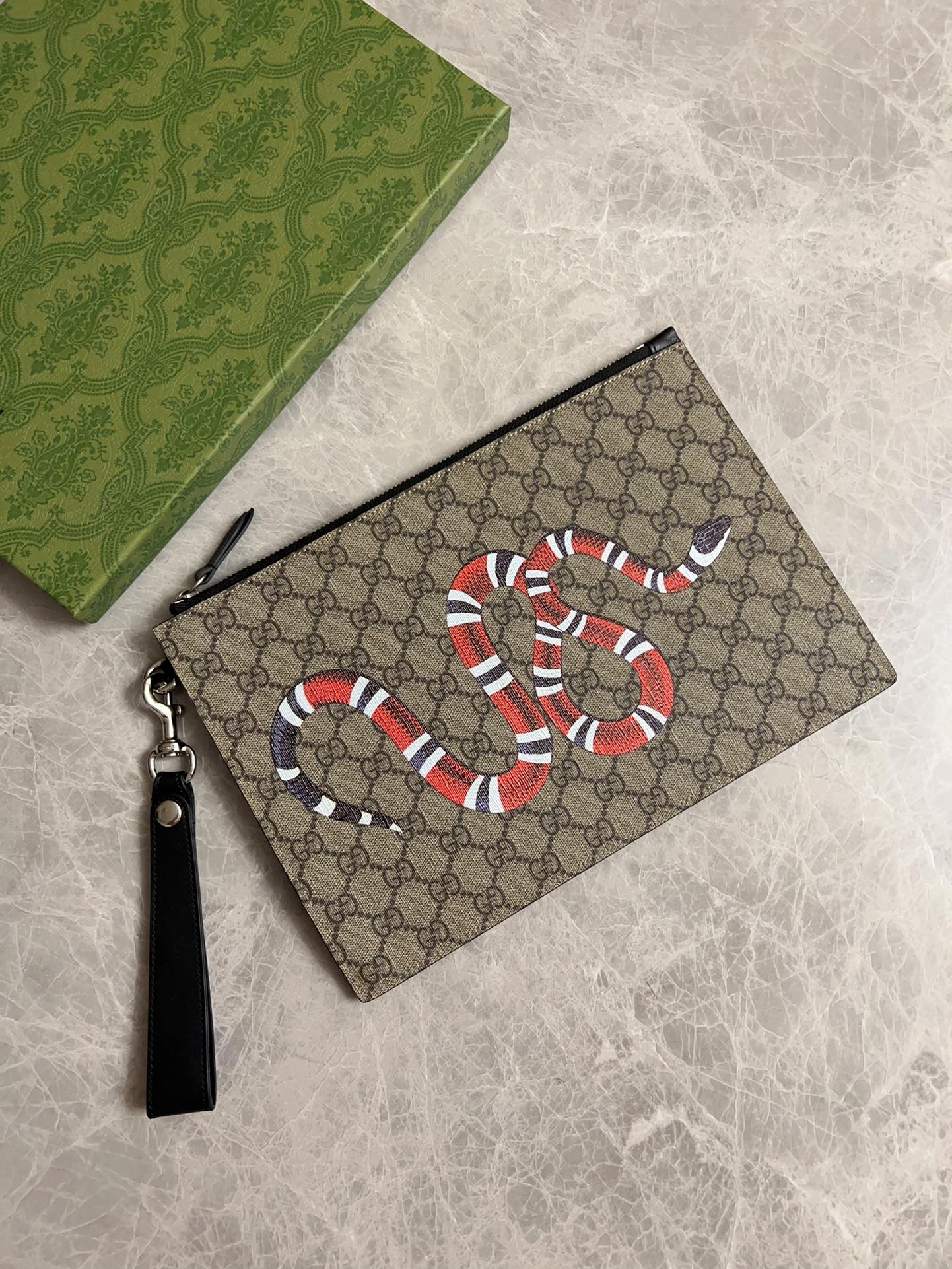 NO:673946,Stylish man's 'large' handbag ~ Made of imported PVC with original cowhide with new tear-off printing ~ Colored tiger head is simple, fashionable and domineering, built-in ~ banknote slot, card slot, mobile phone slot, very practical, exquisite workmanship, actual photo model 473904, size width 30x height 20x depth 1.5 cm, color stripe snake, Gucci wallet, gucci, wallets, cowhide19860909型男『大号』手包～采用进口Pvc搭配原版牛皮配以的新款撕印～彩虎头简单时尚霸气,内置～钞票位,卡位,手机位,非常实用,做工精湛,实物拍摄型号473904,尺寸宽30x高20x深1.5厘米,颜色条纹蛇,Gucci钱包,gucci,wallets,cowhide,欧美剧