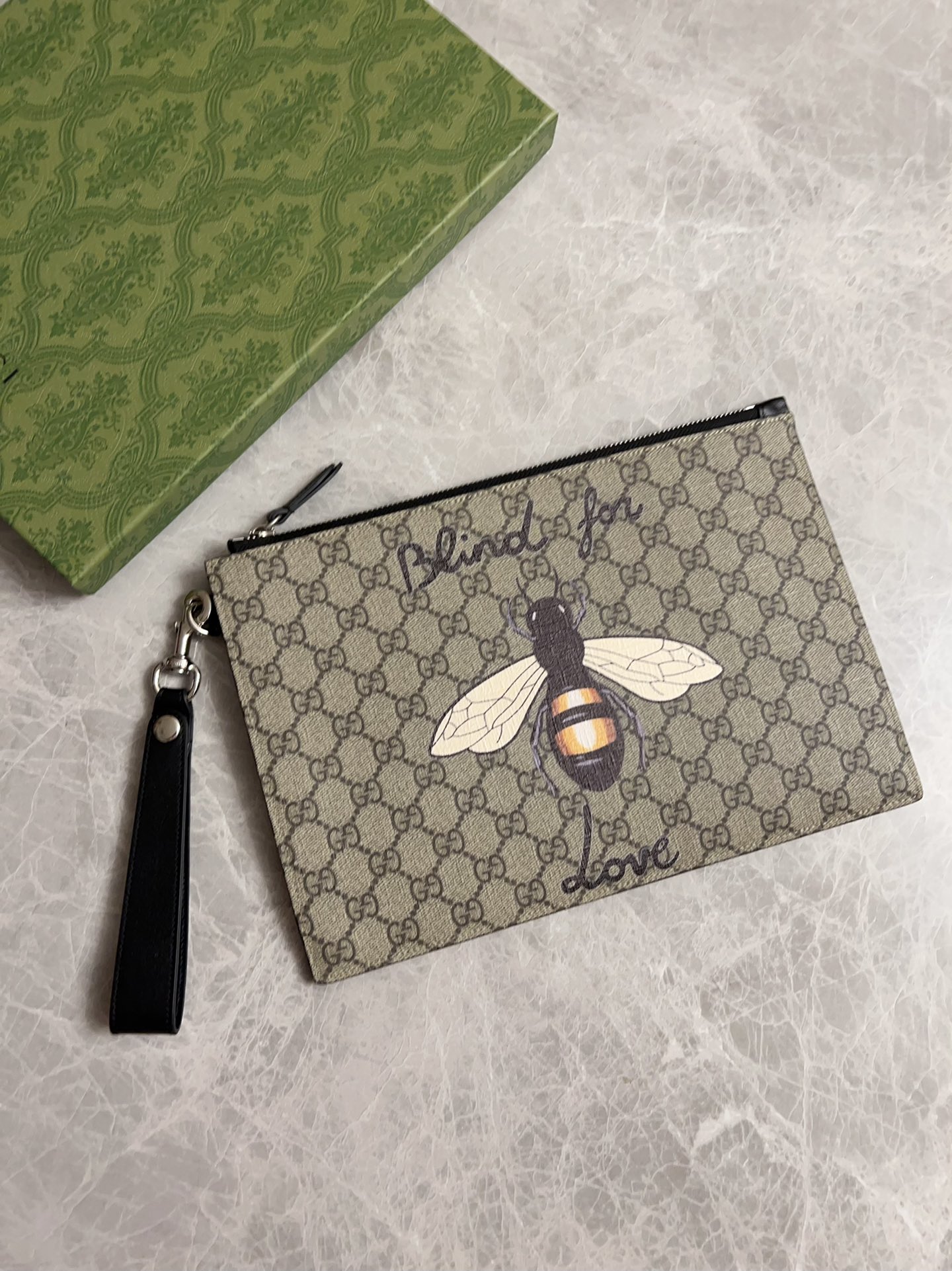 NO:673935,Gucci handbag ~ Made of imported PVC with original cowhide with new tear-off printing ~ Bee is simple, fashionable and domineering, built-in ~ banknote slot, card slot, mobile phone slot, very practical, exquisite workmanship, real photo model 473904, size width 30x height 20x depth 1.5 cm, color black bee, Gucci wallet, gucci, wallets, cowhide19860909gucci 手包～采用进口Pvc搭配原版牛皮配以的新款撕印～蜜蜂简单时尚霸气,内置～钞票位,卡位,手机位,非常实用,做工精湛,实物拍摄型号473904,尺寸宽30x高20x深1.5厘米,颜色黑蜜蜂,Gucci钱包,gucci,wallets,cowhide,欧美剧