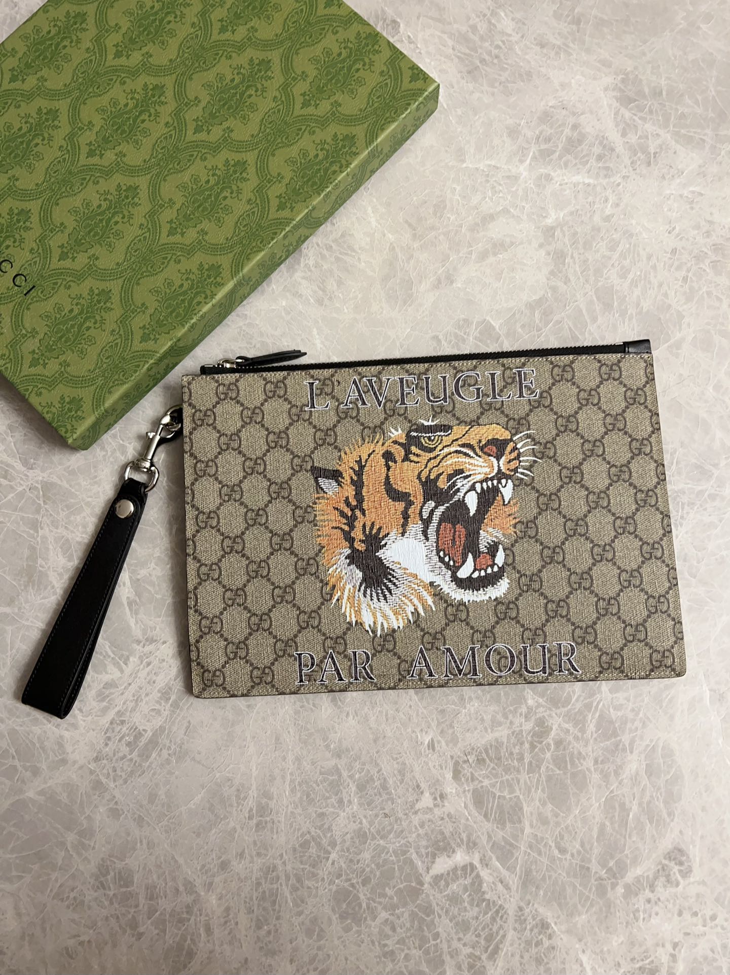 NO:673939,Gucci handbag ~ Made of imported PVC with original cowhide with new tear-off printing ~ The tiger head is simple, fashionable and domineering, built-in ~ banknote slot, card slot, mobile phone slot, very practical, exquisite workmanship, actual photo model 473904, size width 30x height 20x depth 1.5 cm, color black tiger, Gucci wallet, gucci, wallets, cowhide19860909gucci 手包～采用进口Pvc搭配原版牛皮配以的新款撕印～虎头简单时尚霸气,内置～钞票位,卡位,手机位,非常实用,做工精湛,实物拍摄型号473904,尺寸宽30x高20x深1.5厘米,颜色黑虎,Gucci钱包,gucci,wallets,cowhide,欧美剧