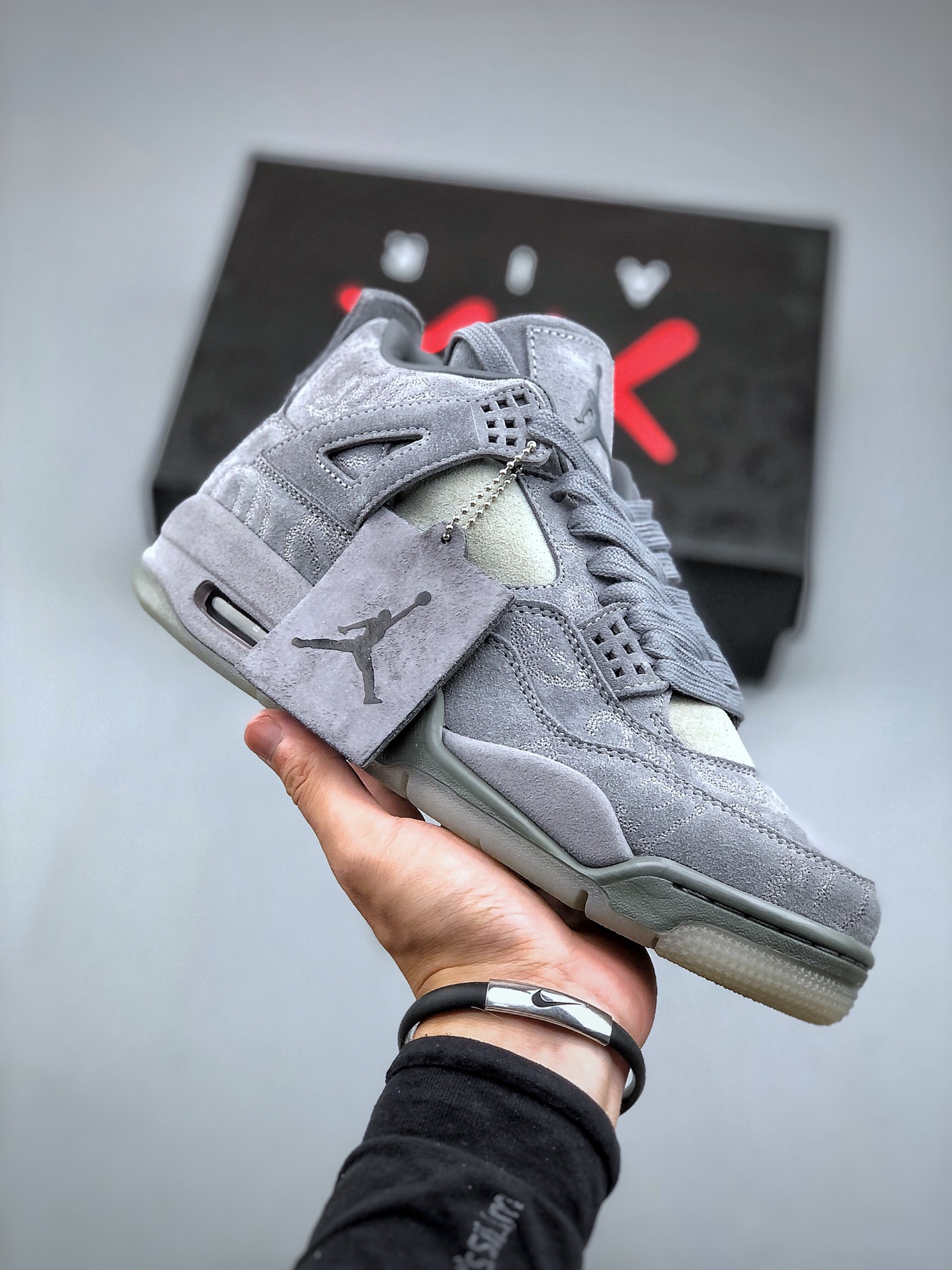 补齐💰250
公司级真标带半码
Air Jordan 4 Retro"Cool Grey"迈克尔·乔丹AJ4/乔4代中帮复古休闲运动文化篮球鞋“麂皮酷灰夜光”灰色麂皮鞋身上也以刺绣方式呈现了 KAWS 标志性手型图案,完成度之高令人赞叹,两种不同质感的麂皮包裹鞋身,刷毛感厚重的鞋舌给人以好感。
货号:930155-003
尺码:36-47.5(半)