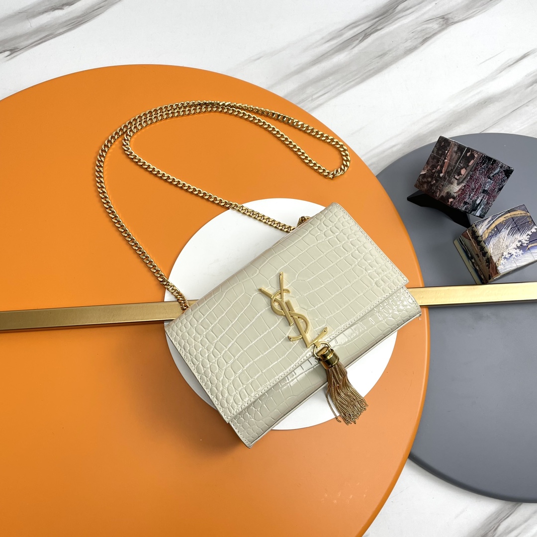 NO:676492,# 20# [Original single crocodile pattern] Milk white/gold buckle + KATE The most classic style and the most practical core design of this series is the Y logo. Mr. Yves Saint Laurent invited poster artist Cassandre to design it. The three letters are superimposed on each other, simple and avant-garde. High-quality crocodile embossed cowhide, wear-resistant and scratch-resistant!  Definitely a timeless classic!  None of Y’s tassel bags would dare to say they are fashionable!  Model 474366Zx size 20x12.5x5cm, saint laurent, saint laurent, saint laurent, cowhide19860909# 20#【原单鳄鱼纹】奶白/金扣  +KATE 最经典的款式最实用的这个系列最核心的设计便是Y家 Logo,当年Yves Saint Laurent先生邀请海报艺术家Cassandre设计,三个字母叠加在一起简约又前卫.高质量鳄鱼压纹牛皮,耐磨耐刮！绝对是永恒的经典！没有一个Y家的流苏包都不敢说自己潮！型号474366Zx尺寸20x12.5x5cm,圣罗兰,saint laurent,saint laurent,cowhide,Bag