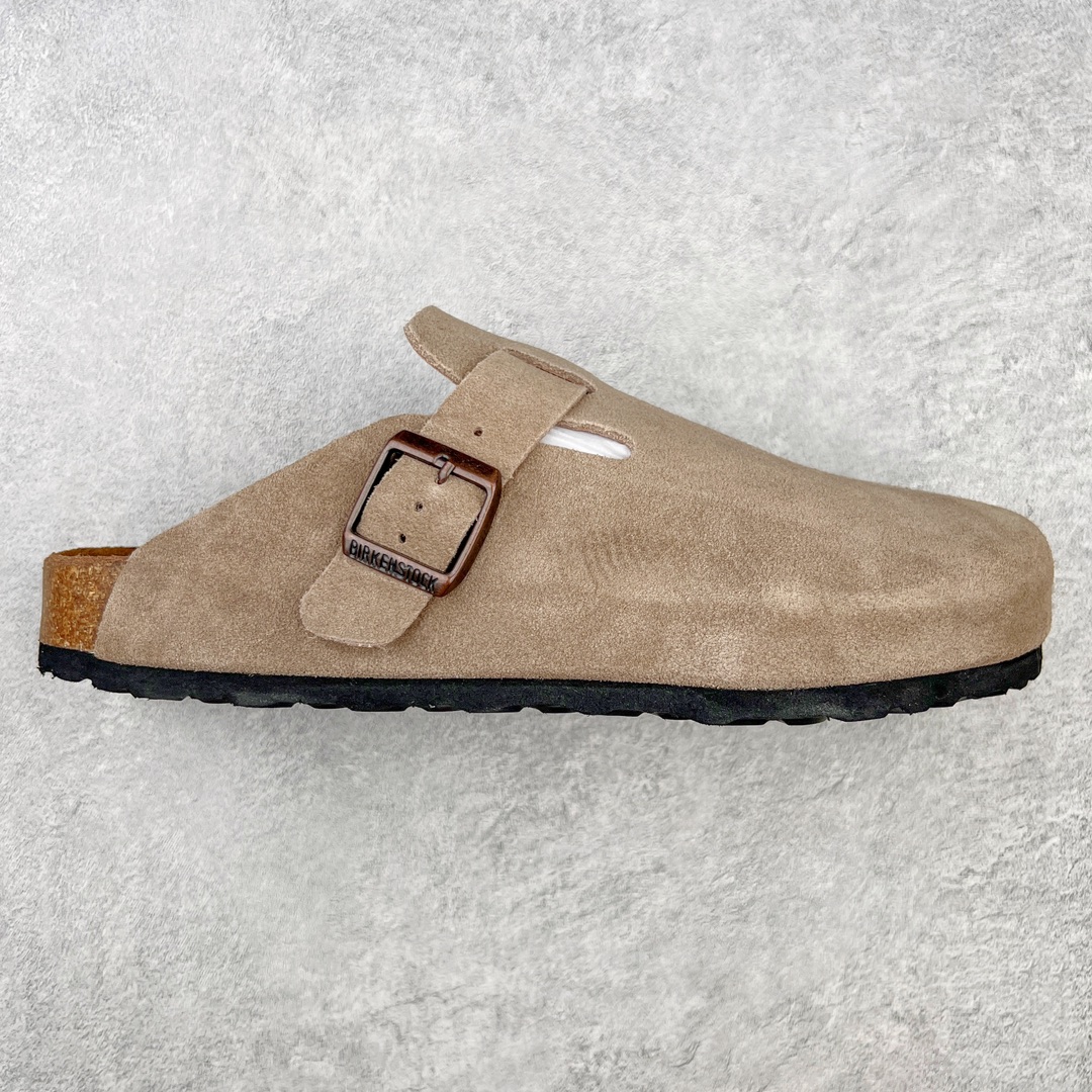 零售💰250 ＃DC Birkenstock Boston VL 勃肯软木底包头拖鞋 天鹅绒般的绒面革赋子休闲的经典外观 四季皆宜 柔软的鞋床采用额外的泡沫缓冲层 提供额外的舒适感和全天支撑 全网独家首发 源于德国的严谨工艺  牛巴戎面 中层松木 EVA 三层组合大底 优质牛皮面料五金扣 出口订单 尺码：35-44 编码：by2936050-运动鞋