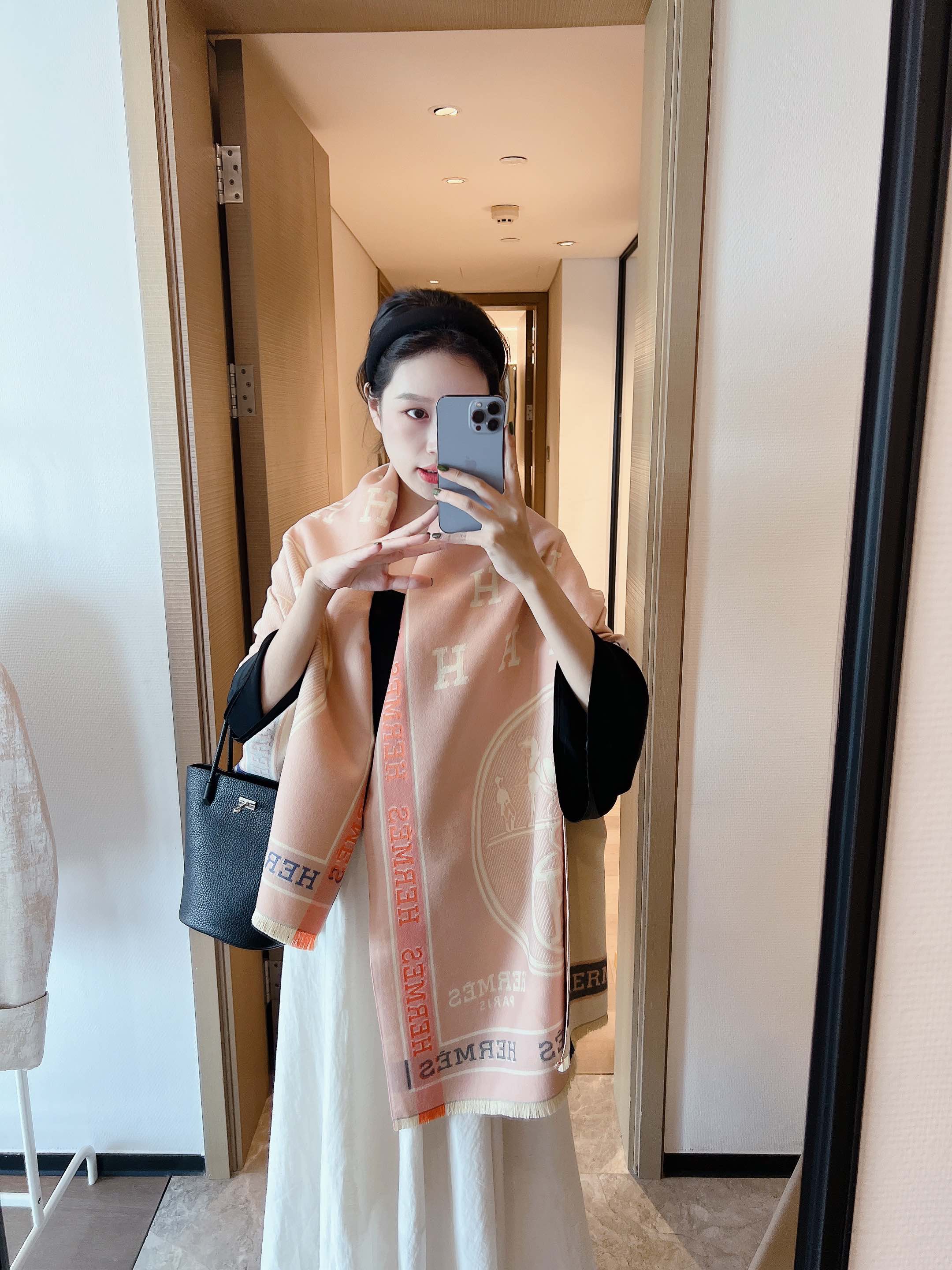 NO:336175,Comment [Angry and praise] The number of women is extremely limited. Hermes counter has the latest limited edition logo, classic embroidery logo, super good raw materials with invincible exquisiteness, feel like baby's skin, tender and comfortable, and this opportunity is really rare. The good goods that the factory is reluctant to give are clearly woven in heavy industry, which fully interprets the Hermes concept of fine products placed by a Hong Kong foreign trade company. Exporting only the main mark in Italy, and it is the last process that everyone knows when they go to Italy to make it, and it becomes made in italy  Customers supply cashmere. This cashmere is very special. Customers supply imported yarn, which is soft and comfortable. Europe's spinning technology is much more advanced than China. Every color is carefully selected by the designer. The strongest one is to choose color. The ones you always choose are high-end colors that are beyond the times, and the real thing is 10,000 times more beautiful than the photos and the quantity is pitiful. This original order of export is not enough to be stuck in the gaps between teeth. The weaving pattern is very clear and very special. The low-key luxury customer supply cashmere is a mistake. Ordinary scarves, hermes19860909批【怒赞强推】数量极其有限女人们的精品 爱马仕专柜最新限量logo,经典刺绣标志,精致度无敌超好的原料,手感有如婴儿肌肤,柔嫩舒服,而且这种机会真的很难得,工厂舍不得给的好货层次分明重工织造,把爱马仕的精品概念演绎的淋漓尽致一家香港的外贸公司下的订单.出口意大利只留下主标,而且是原标大家懂的最后一道工序去意大利做,就变made in italy 客供山羊绒.这种羊绒很特别,客供进口纱线,糯软超舒服,欧洲的纺纱技术比中国先进的多每个颜色都是设计师精心挑选.最强的就是选色.永远选的都是超时代的高级色真心自留,而且实物比照片美一万倍而且数量可怜,这种出口的原单好货这点数量不够塞牙缝,织造纹路很清晰也很特别不是简单纹路,低调的奢华客供山羊绒错过就是过错,普通围巾,hermes,scarf