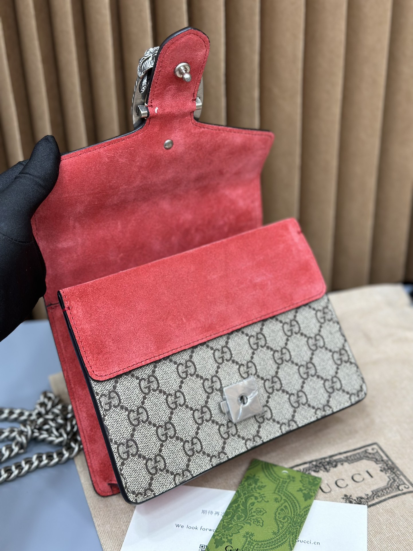 【原厂皮】¥500🔥大货 𝙂𝙪𝙘𝙘𝙞 𝘿𝙞𝙤𝙣𝙮𝙨𝙪𝙨酒神20
【顶级原单】¥370🔥万年长青款,实在太火爆了。
酒神可以说是小古的翻身之作
出了几年,至今依旧地位屹立不倒。
最大的优点就是耐磨,真的超级无敌耐用
随便扔随便用,耐操的老花材质且比较厚
所以不会像小羊皮小牛皮那么嫩。
老花是小古的象征,随便什么衣服都可以搭配,
永远不会出错,容量不用质疑。
型号 421970
尺寸 20x15x5cm
