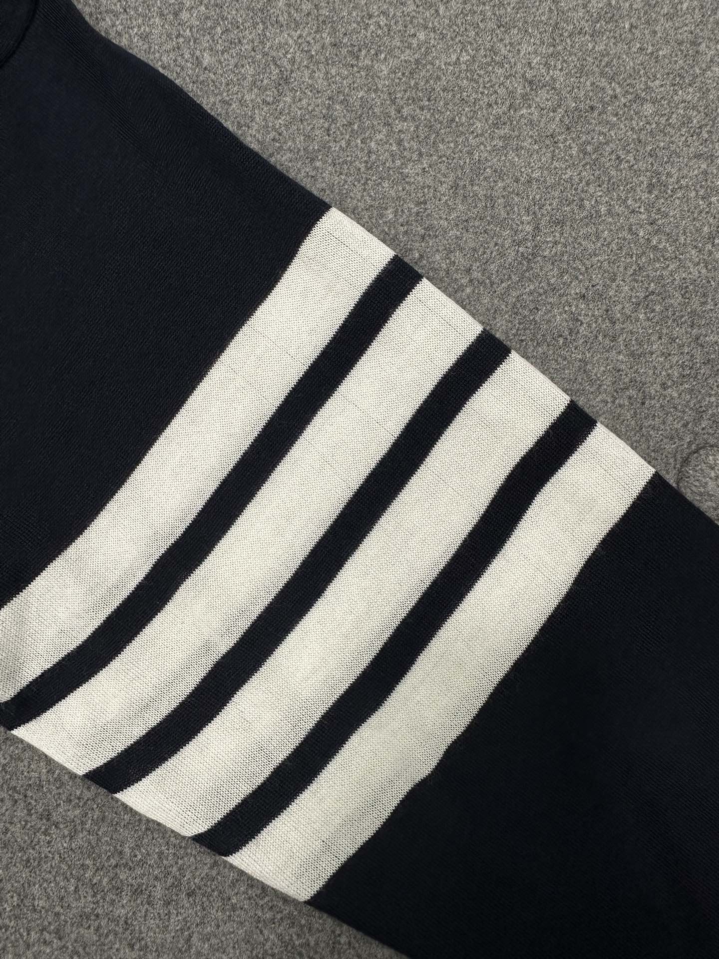 톰브라운 남성 니트 129807 Thom Browne Knit 썸네일 이미지