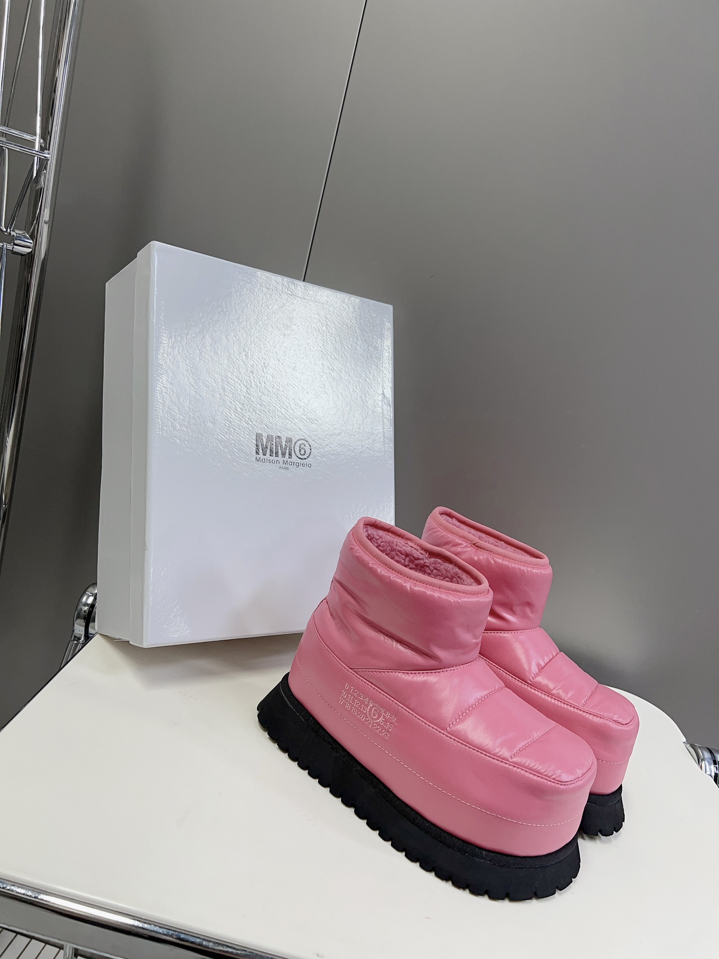 MM6厚底面包拖MaisonMargiela！大热时尚风慵懒风系列实验性从功能主义的解构美学出发意想不到