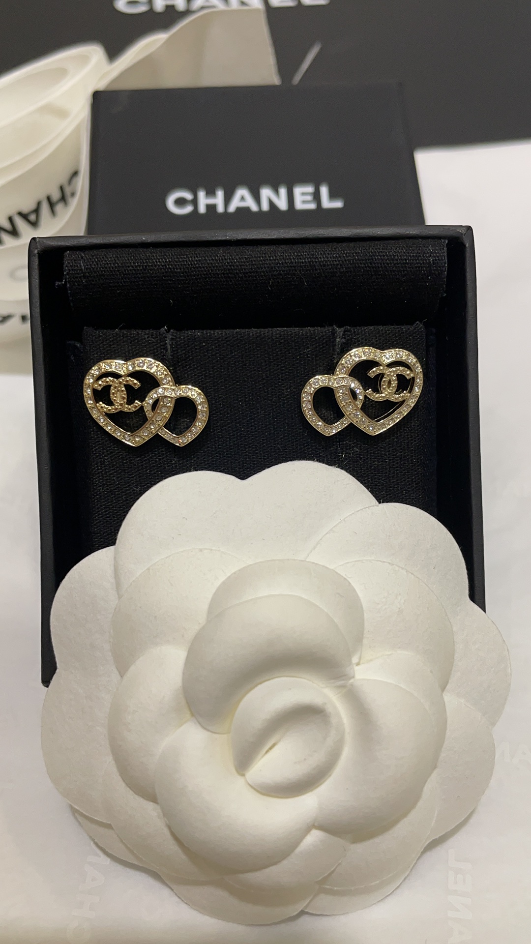 NO:101567,Chanel 23B new model, rhinestone hollow letters, love double C gold earrings, interlocking love, cute and special, small size is the most suitable for daily wear, Chanel earrings, chanel, chanel19860909Chanel 23B新款 水钻镂空字母叠加爱心双C金色耳钉 互扣式爱心 造型可可爱爱又特别 小号尺寸日常佩戴再合适不过了,香奈儿耳钉,chanel,chanel,Jewelry