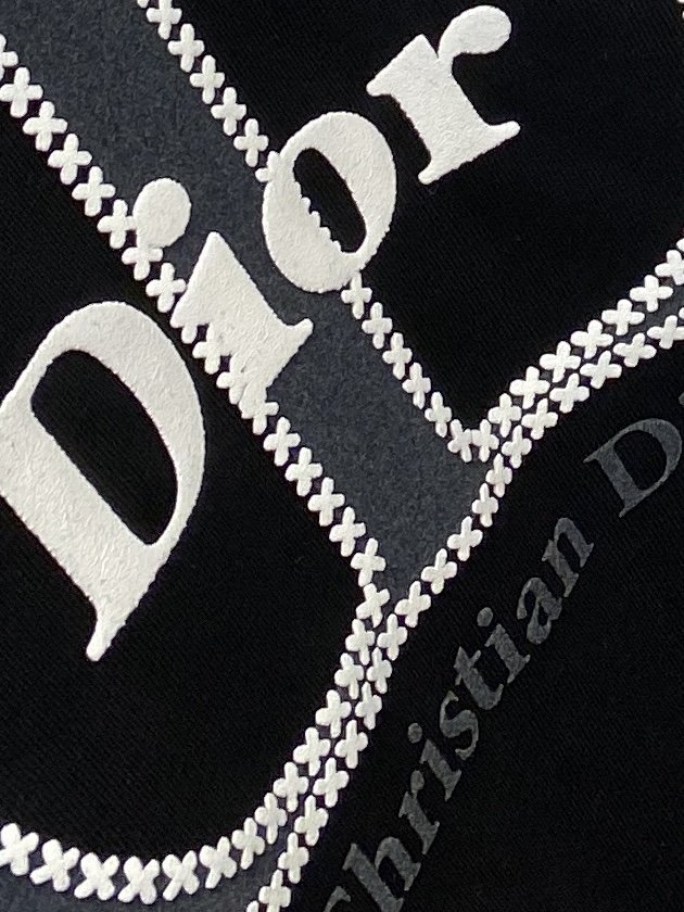迪奥2023新品长袖卫衣胸前顶级印胶装饰字母logo帅气时尚简约百搭款面料棉不仅挺括保持潮流的廓形又穿着