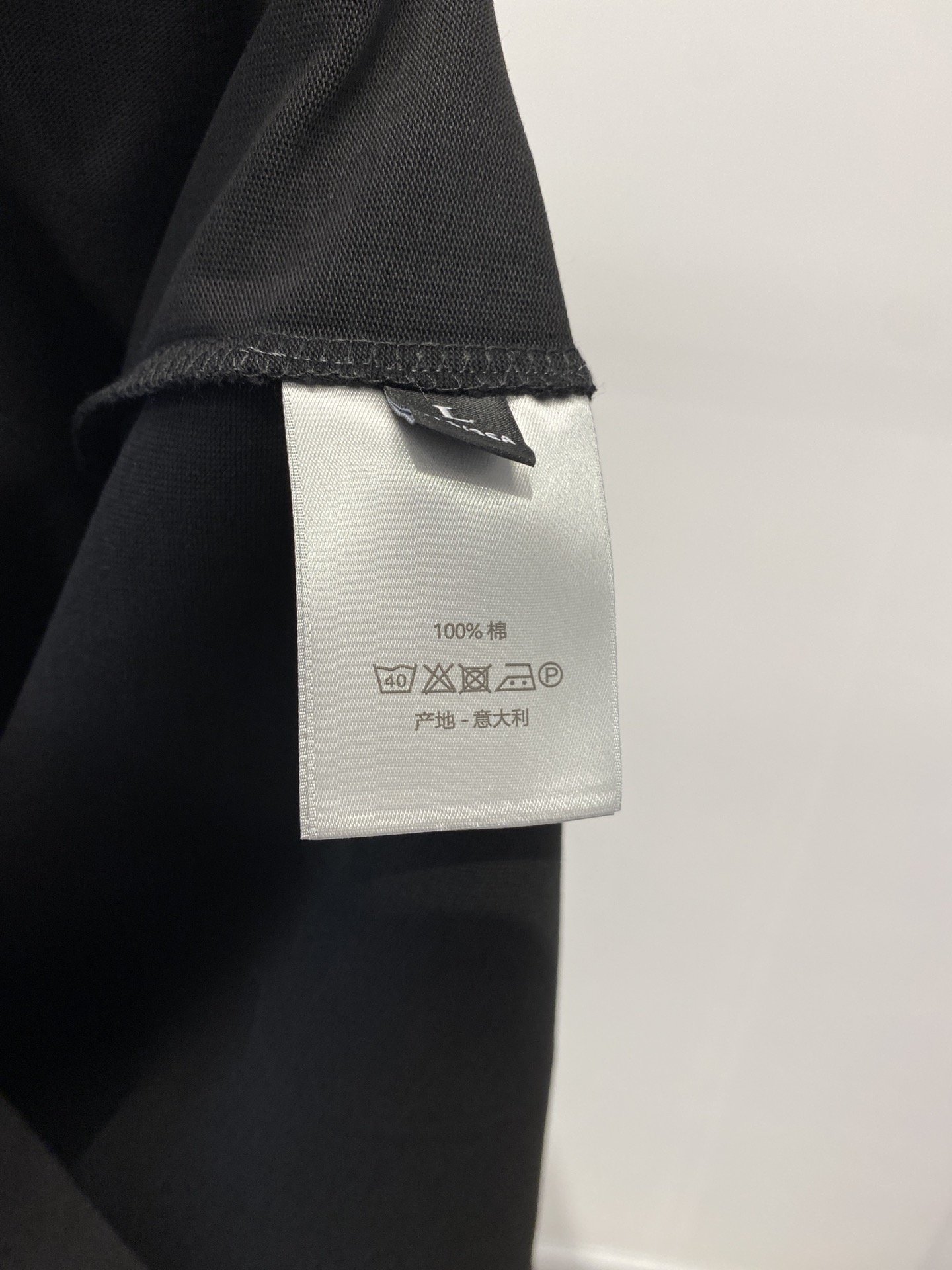 迪奥2023新品长袖卫衣胸前顶级印胶装饰字母logo帅气时尚简约百搭款面料棉不仅挺括保持潮流的廓形又穿着