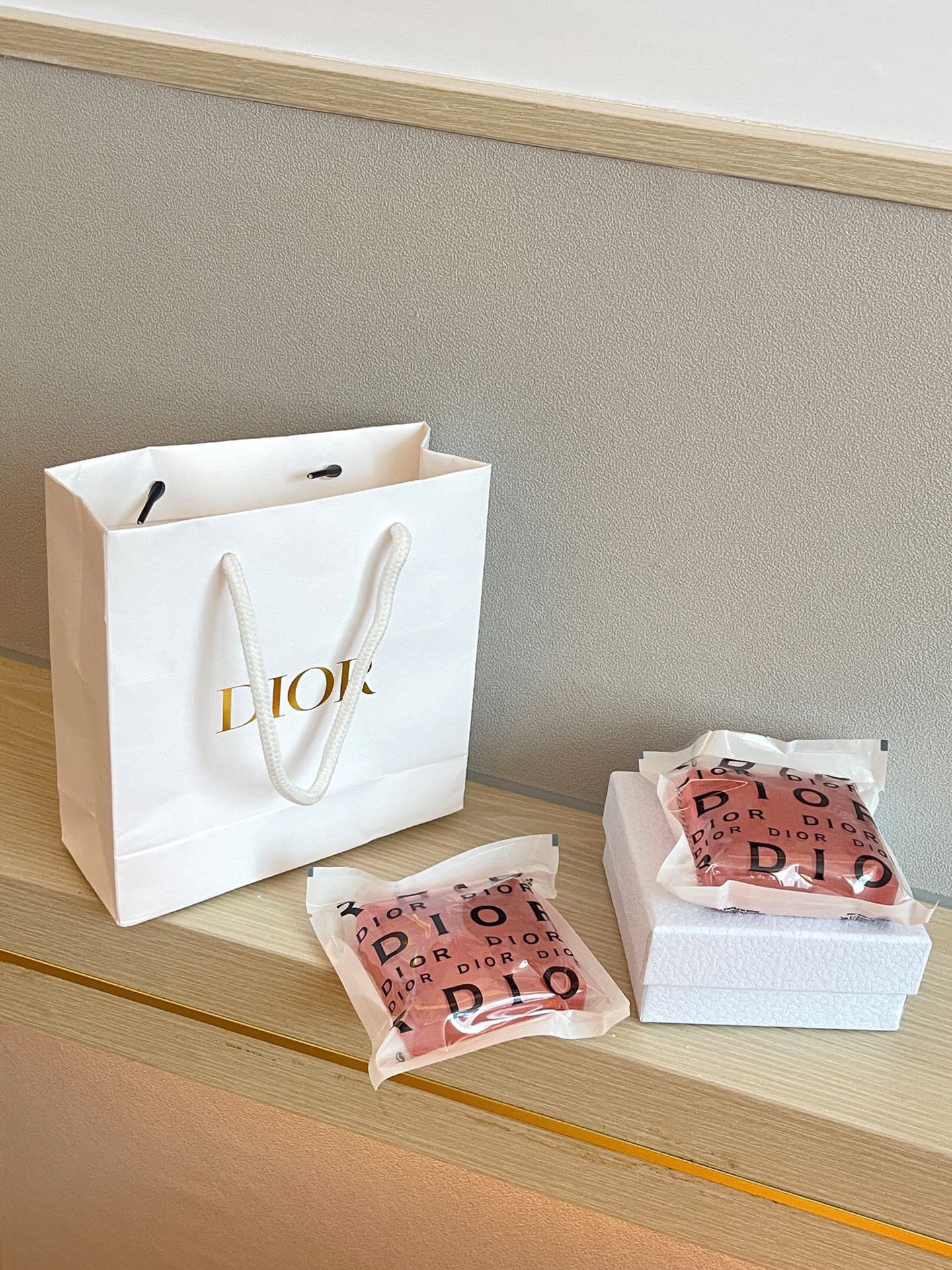 The Miss Dior scented soap produces a delicate, silky lather that gently - Perfume 3