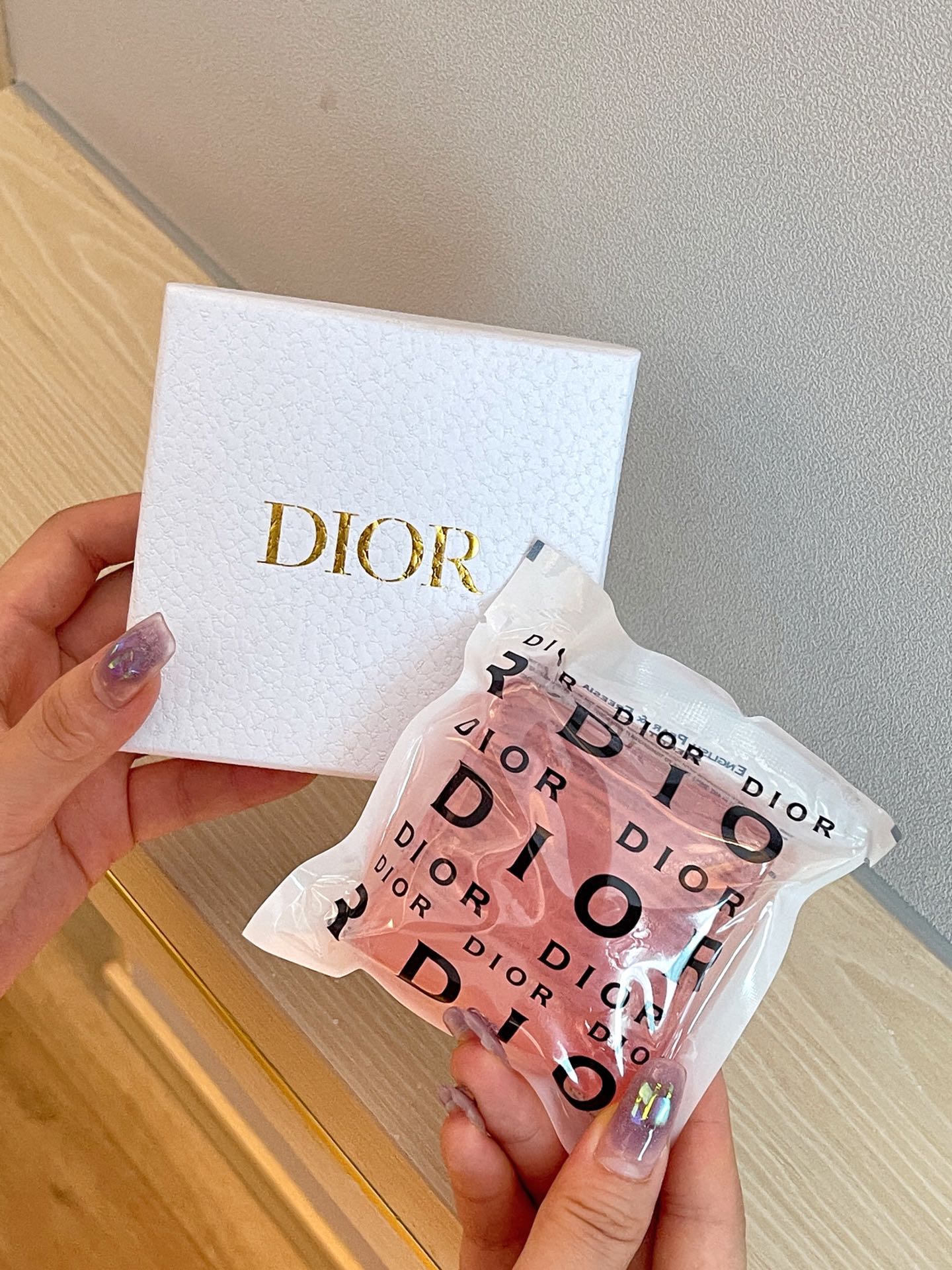The Miss Dior scented soap produces a delicate, silky lather that gently - Perfume 4