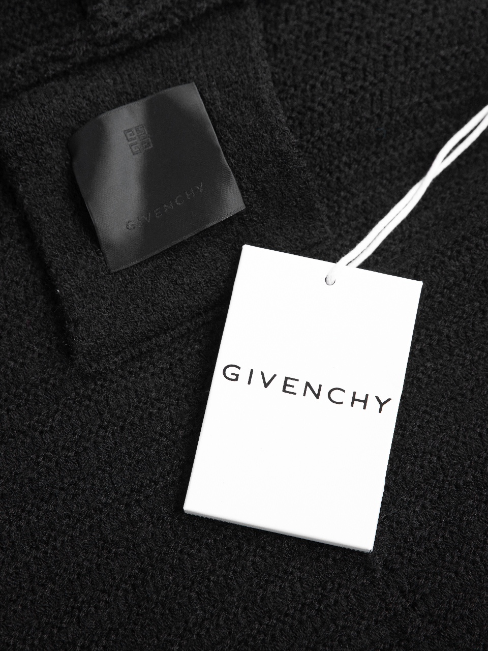 Givenchy Wool Sweater with Embroidered Castle Zipper – Elegant and Lightweight Fashion - 图片 3