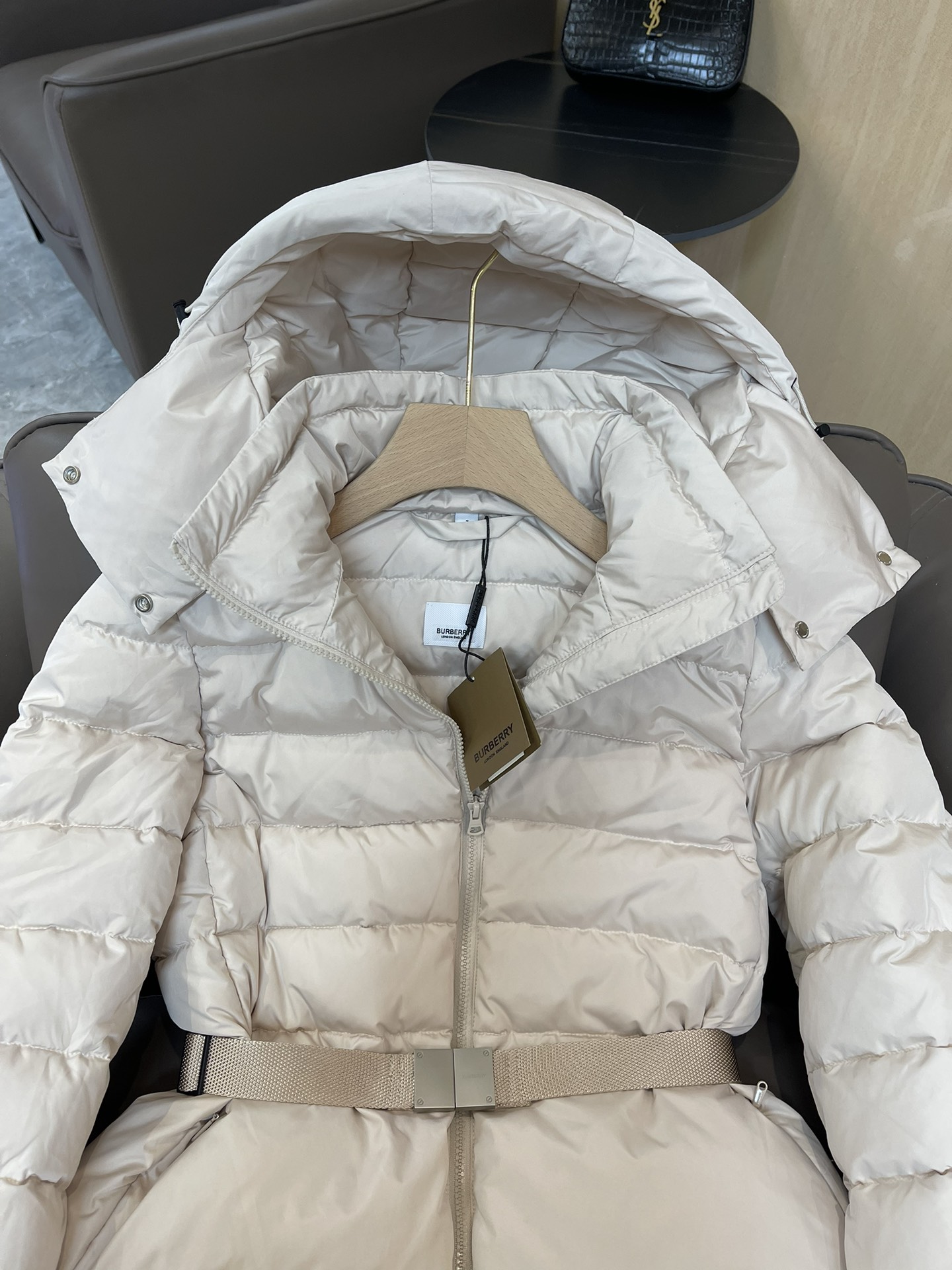 9973#羽绒服特价‼️
Burberry 哑光面料 织带腰带最新款 90% 白鸭绒 短款羽绒服 白色 
