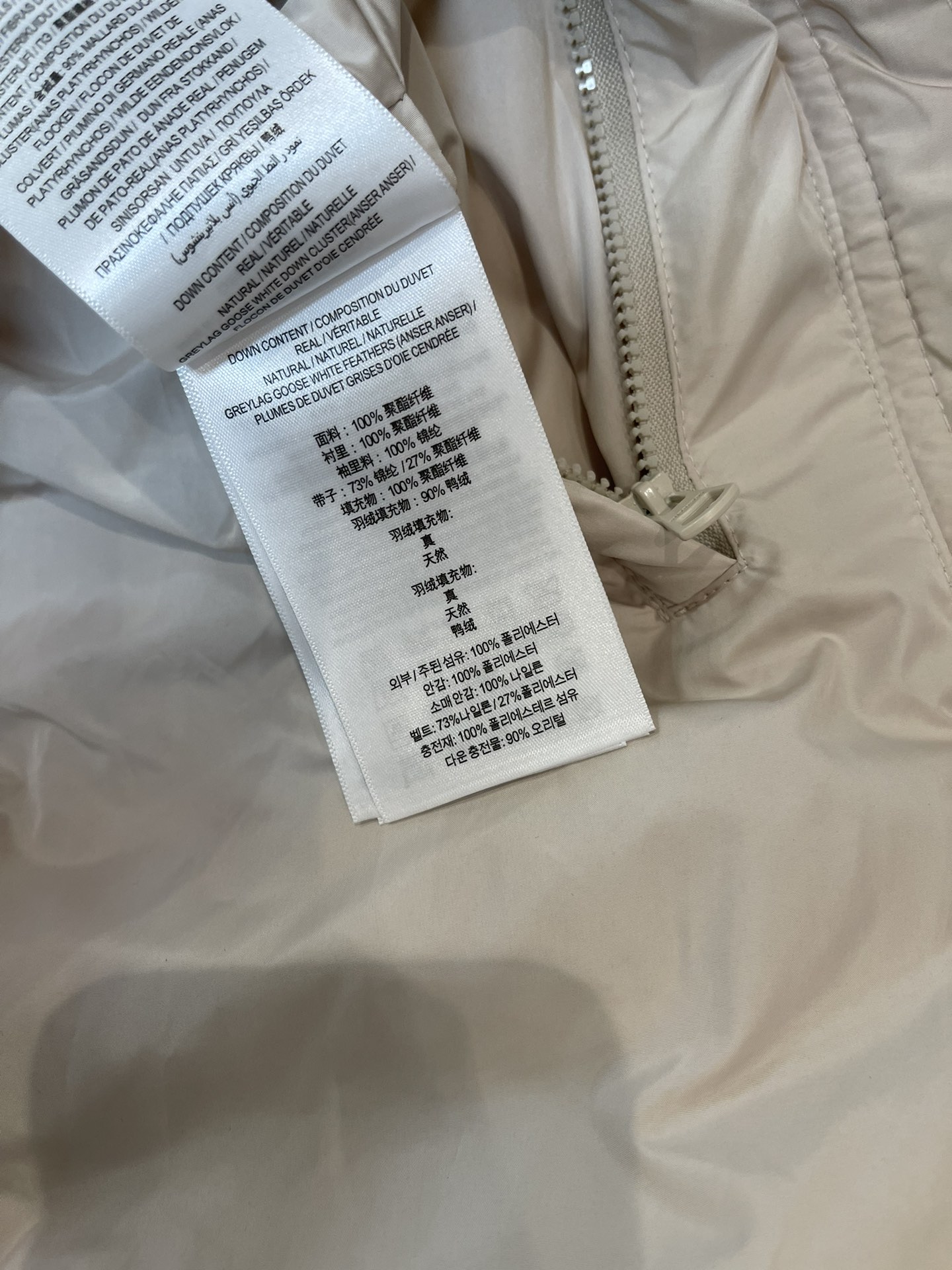 9973#羽绒服特价‼️
Burberry 哑光面料 织带腰带最新款 90% 白鸭绒 短款羽绒服 白色 