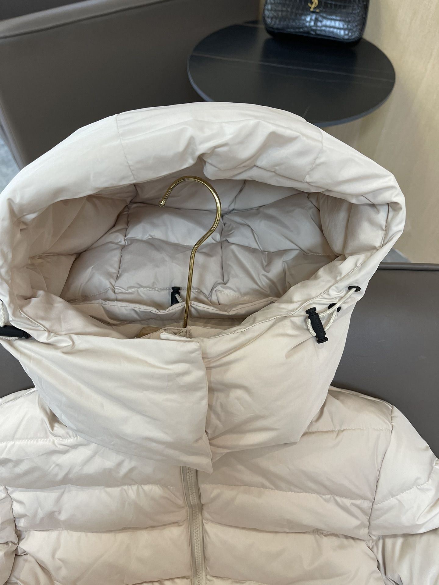 9973#羽绒服特价‼️
Burberry 哑光面料 织带腰带最新款 90% 白鸭绒 短款羽绒服 白色 