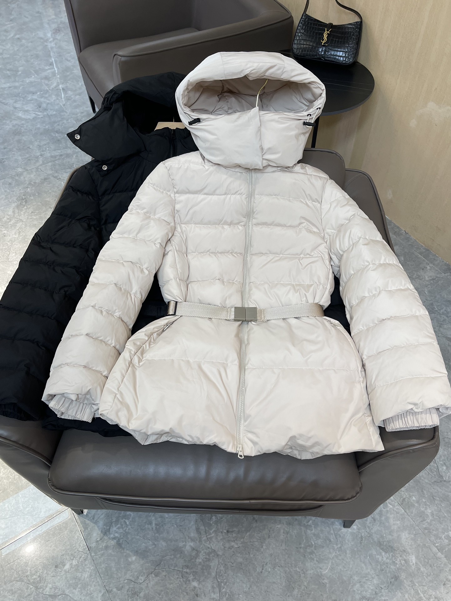 9973#羽绒服特价‼️
Burberry 哑光面料 织带腰带最新款 90% 白鸭绒 短款羽绒服 白色 