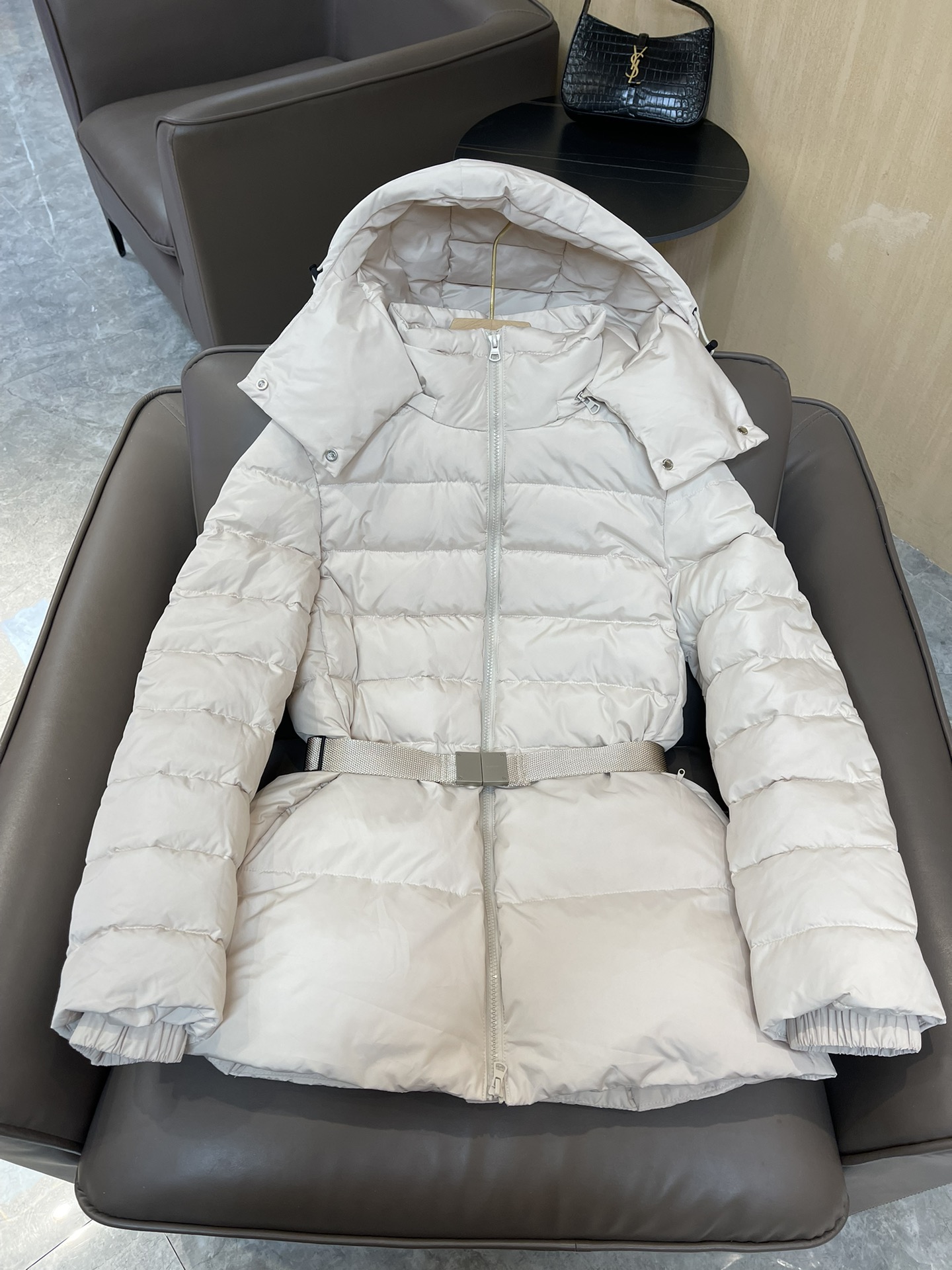 9973#羽绒服特价‼️
Burberry 哑光面料 织带腰带最新款 90% 白鸭绒 短款羽绒服 白色 
