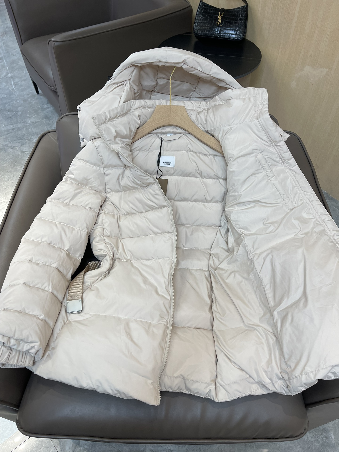 9973#羽绒服特价‼️
Burberry 哑光面料 织带腰带最新款 90% 白鸭绒 短款羽绒服 白色 