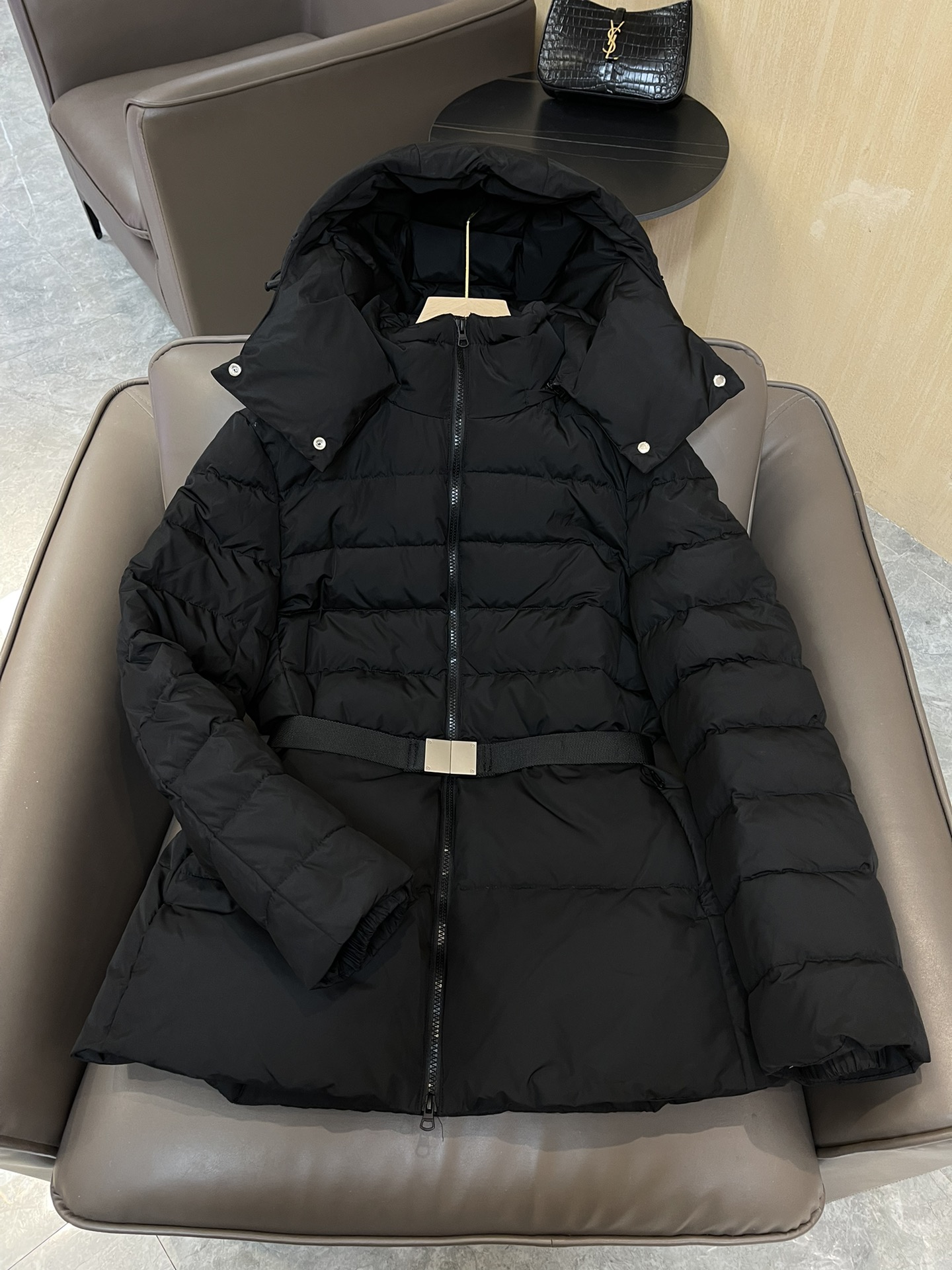9973#羽绒服特价‼️S
Burberry 哑光面料 织带腰带最新款 90% 白鸭绒 短款羽绒服 黑S