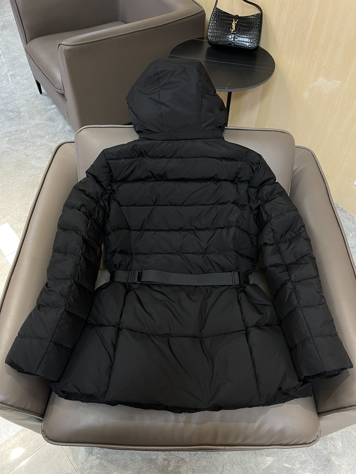 9973#羽绒服特价‼️S
Burberry 哑光面料 织带腰带最新款 90% 白鸭绒 短款羽绒服 黑S