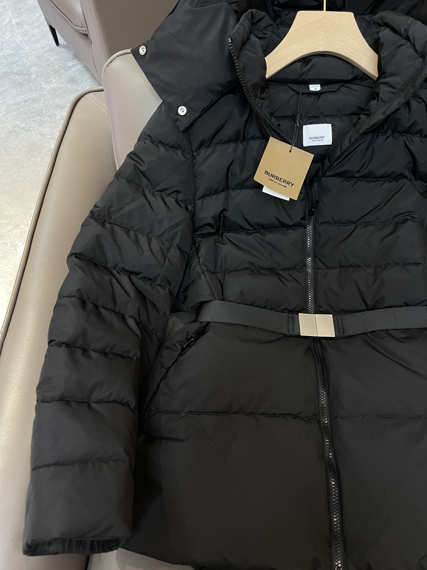 9973#羽绒服特价‼️S
Burberry 哑光面料 织带腰带最新款 90% 白鸭绒 短款羽绒服 黑S