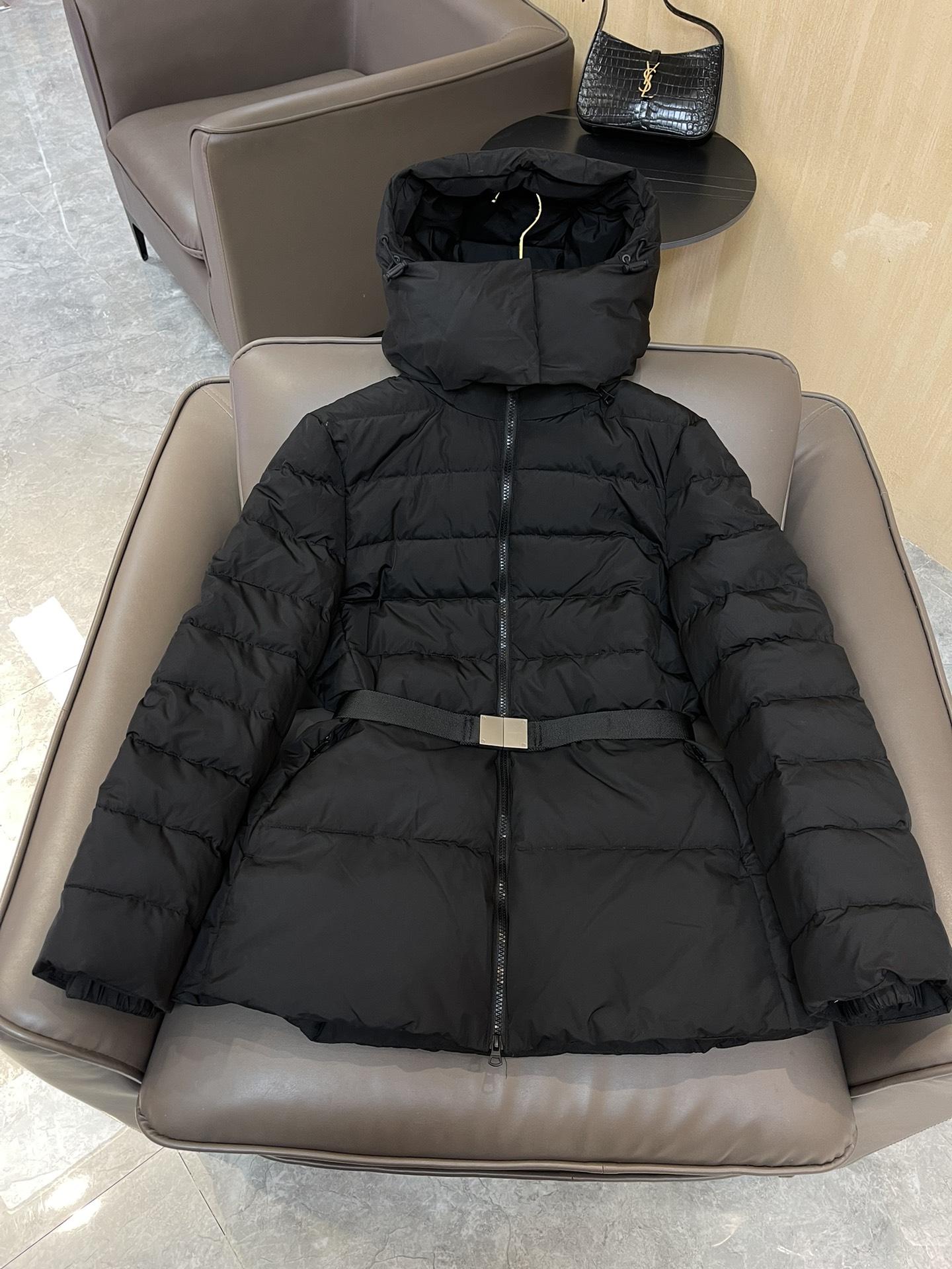 9973#羽绒服特价‼️S
Burberry 哑光面料 织带腰带最新款 90% 白鸭绒 短款羽绒服 黑S