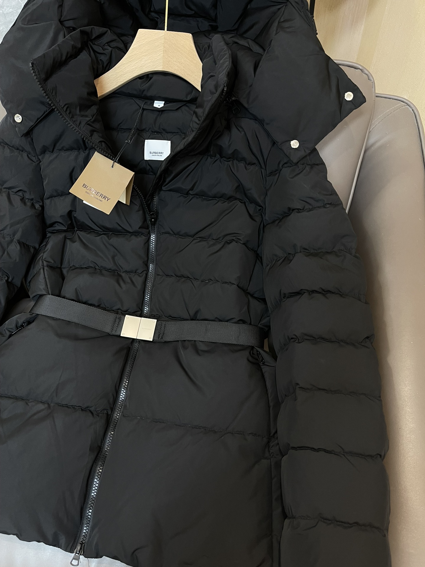9973#羽绒服特价‼️S
Burberry 哑光面料 织带腰带最新款 90% 白鸭绒 短款羽绒服 黑S