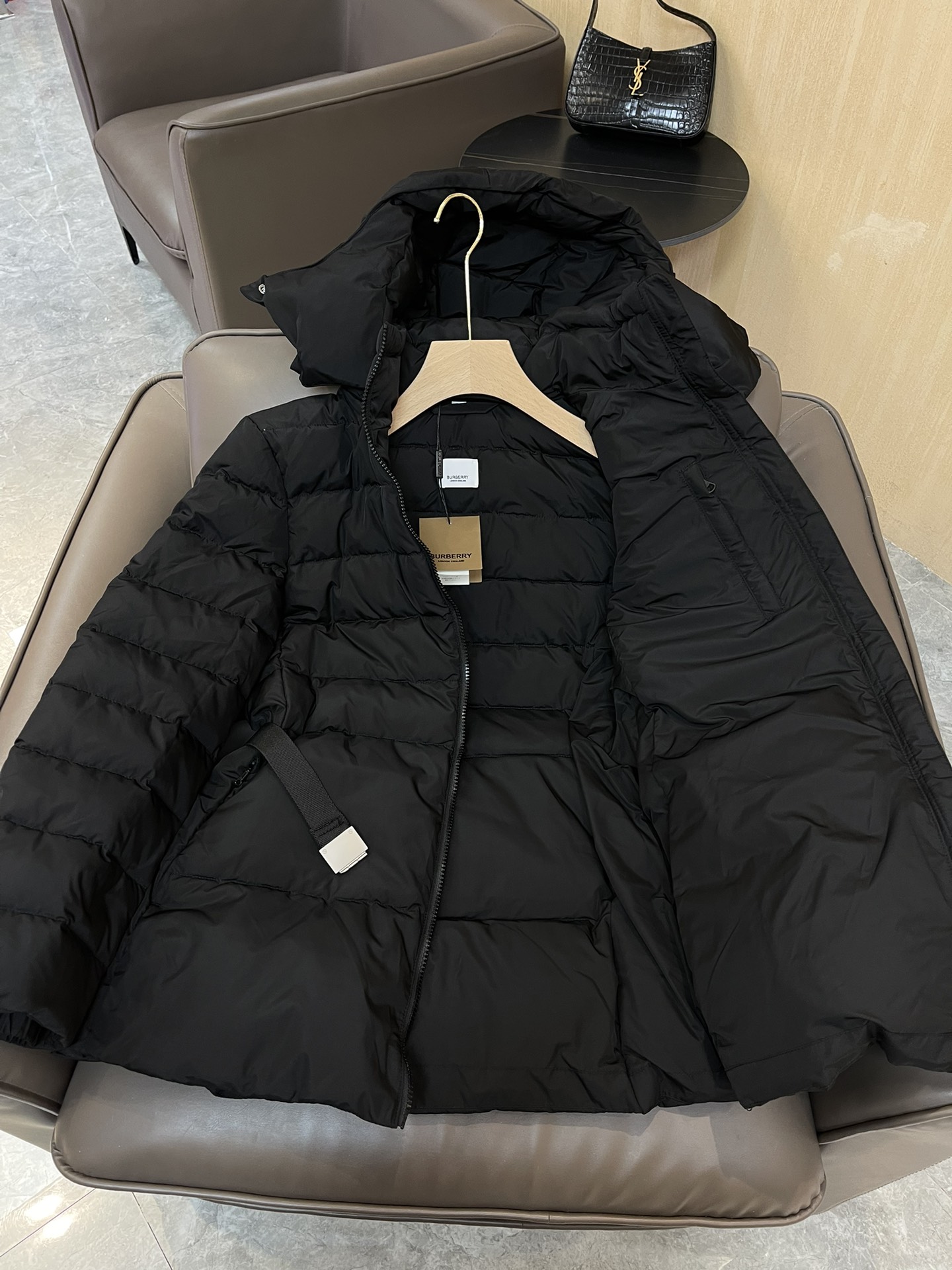 9973#羽绒服特价‼️S
Burberry 哑光面料 织带腰带最新款 90% 白鸭绒 短款羽绒服 黑S