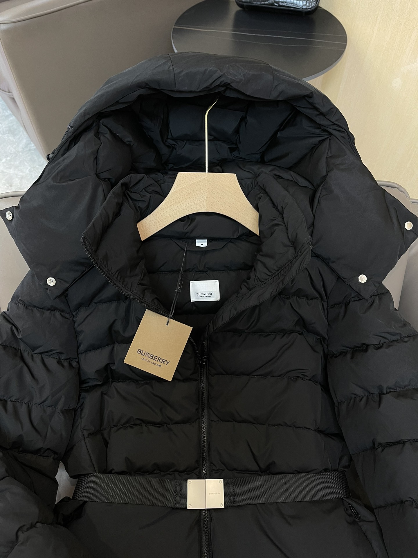 9973#羽绒服特价‼️S
Burberry 哑光面料 织带腰带最新款 90% 白鸭绒 短款羽绒服 黑S