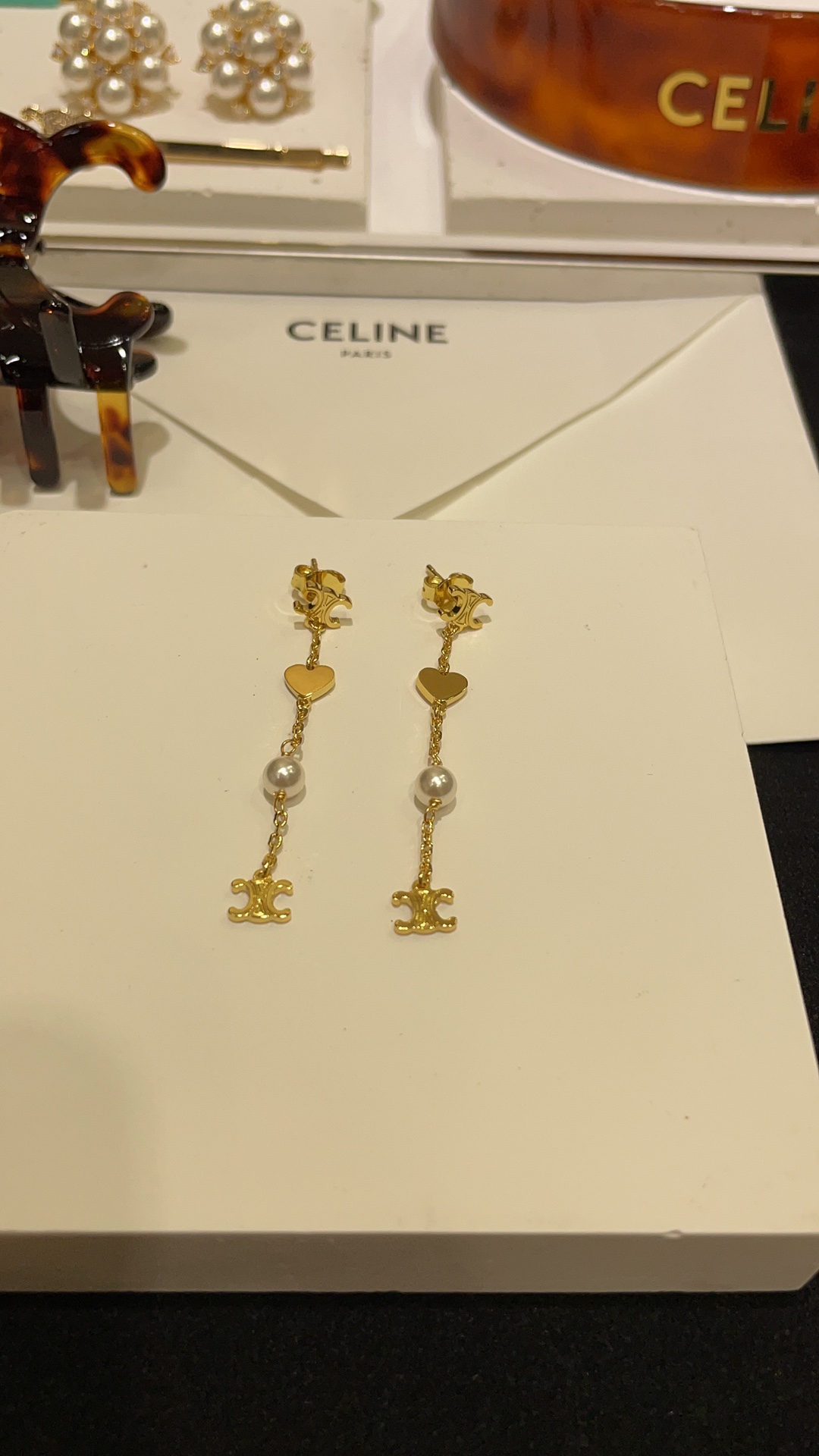 NO:632531,88180 arrived today. The new golden Arc de Triomphe love pearl small pendant earrings. The combination of Arc de Triomphe love pearls. Sweet and age-reducing but also very noble. Suitable for rich girls or hot girls with personality. Brass material. Excellent texture. Cartier high-end jewelry.1986090988180今日到货  新款金色凯旋门爱心珍珠小吊坠耳钉 凯旋门爱心小珍珠的组合 甜美减龄的同时又很贵气 富家千金or个性辣妹都适合的一款 黄铜材质 质感超赞,,卡迪亚高端饰品,Jewelry