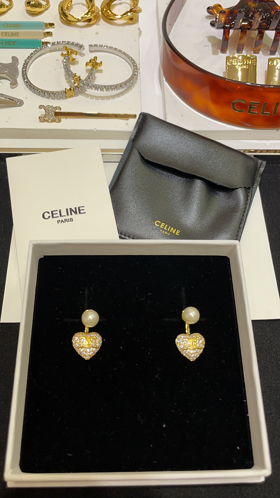NO:633919,88168, arrived today. New golden Arc de Triomphe full diamond love pearl earrings. Thick and plump full diamond love engraved golden Arc de Triomphe. Sweet, cute and very noble. Super suitable for daily wear. Brass material. Czech diamonds, earrings, Cartier high-end jewelry.1986090988168,今日到货 新款金色凯旋门满钻爱心珍珠耳环 厚实饱满的满钻小爱心刻印金色凯旋门 甜美可爱又很贵气 超级适合日常佩戴 黄铜材质 捷克钻,,earrings,卡迪亚高端饰品,Jewelry