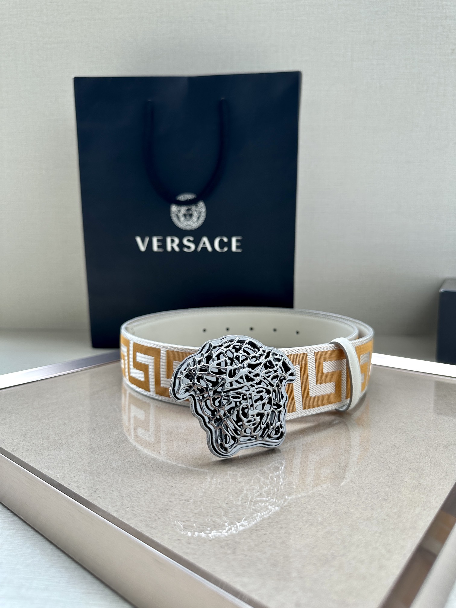   带宽3.8cm VERSACE（范思哲）此款缎带腰带风格十分休闲，饰有标志性希腊回纹图案，可搭配休闲