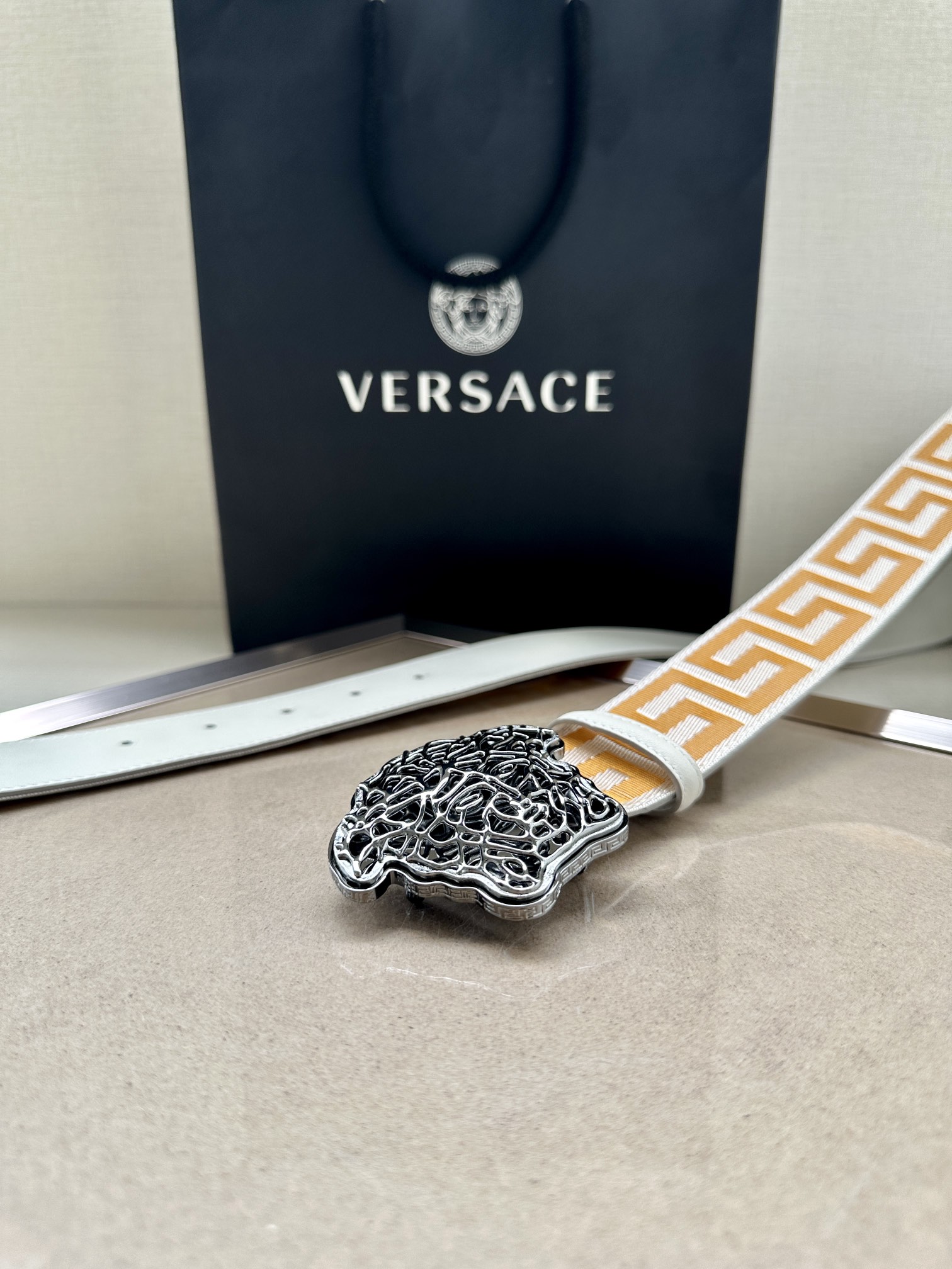   带宽3.8cm VERSACE（范思哲）此款缎带腰带风格十分休闲，饰有标志性希腊回纹图案，可搭配休闲