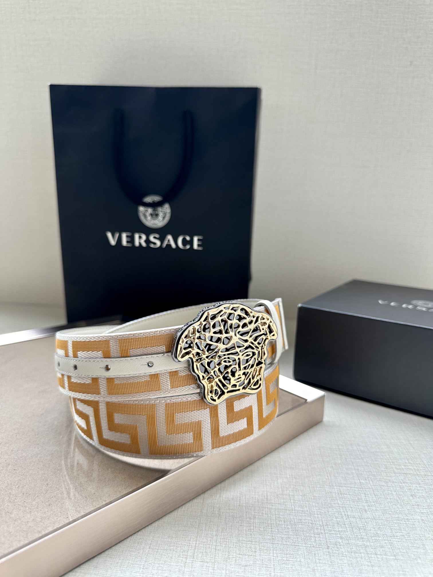  带宽3.8cm VERSACE（范思哲）此款缎带腰带风格十分休闲，饰有标志性希腊回纹图案，可搭配休闲