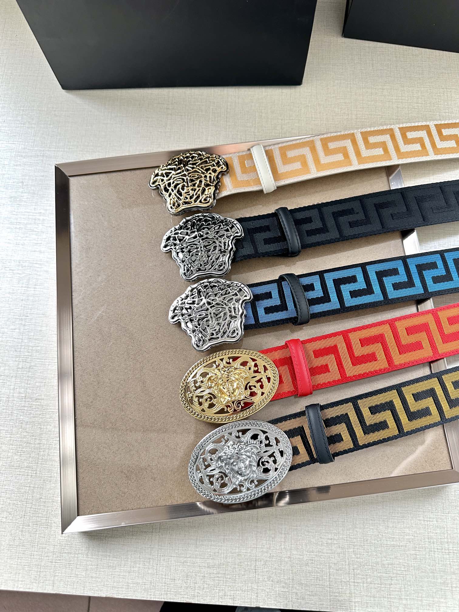  带宽3.8cm VERSACE（范思哲）此款缎带腰带风格十分休闲，饰有标志性希腊回纹图案，可搭配休闲