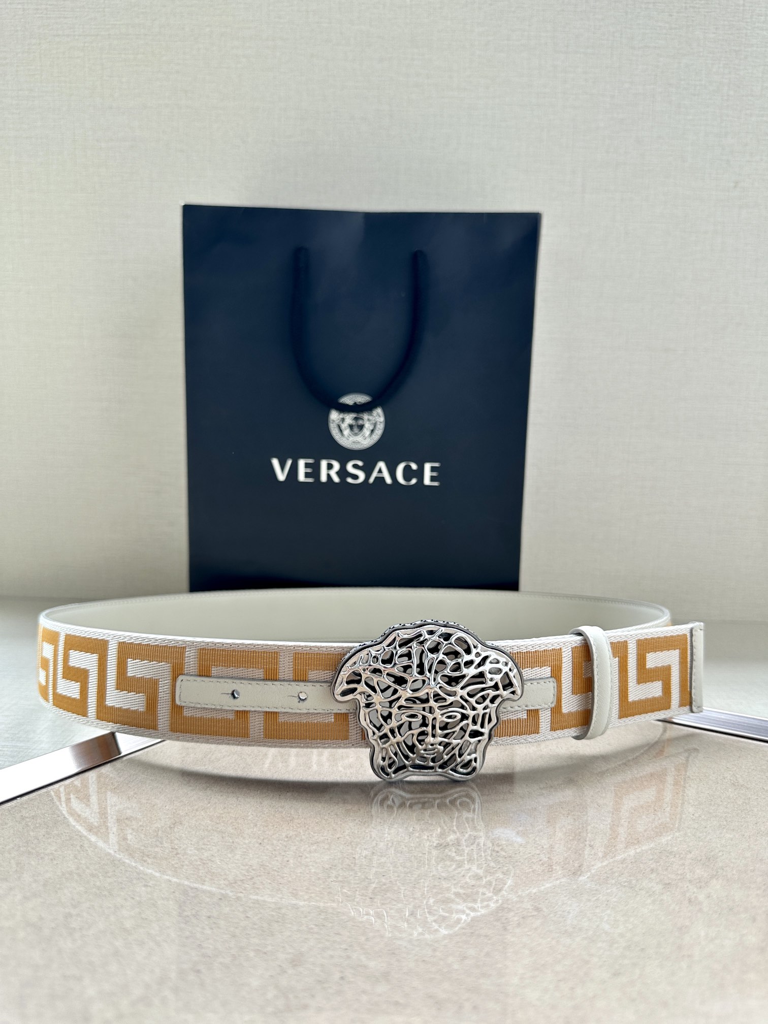  带宽3.8cm VERSACE（范思哲）此款缎带腰带风格十分休闲，饰有标志性希腊回纹图案，可搭配休闲