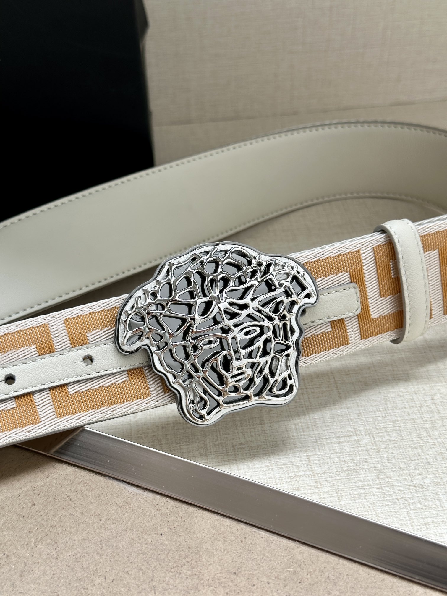   带宽3.8cm VERSACE（范思哲）此款缎带腰带风格十分休闲，饰有标志性希腊回纹图案，可搭配休闲