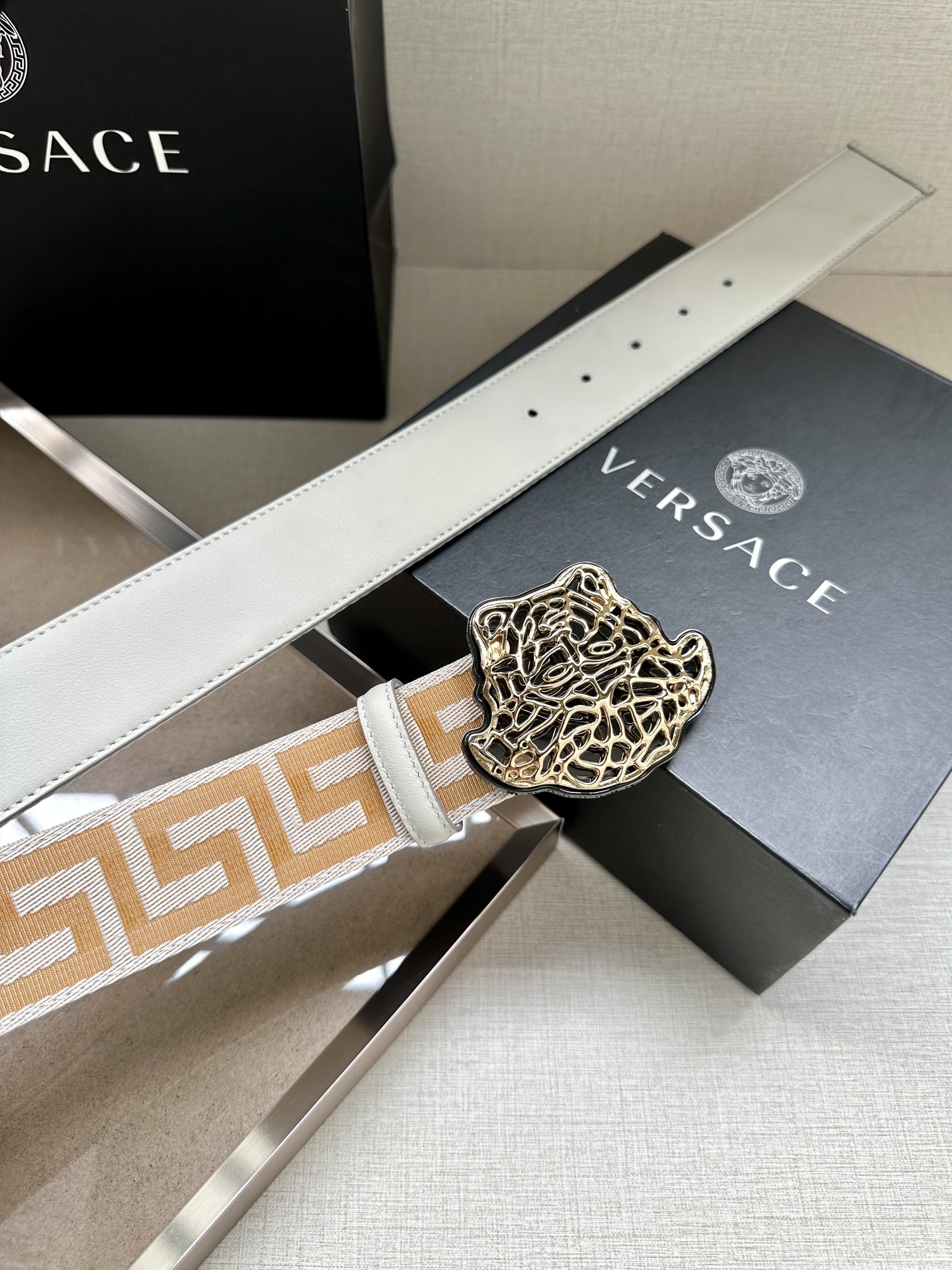   带宽3.8cm VERSACE（范思哲）此款缎带腰带风格十分休闲，饰有标志性希腊回纹图案，可搭配休闲