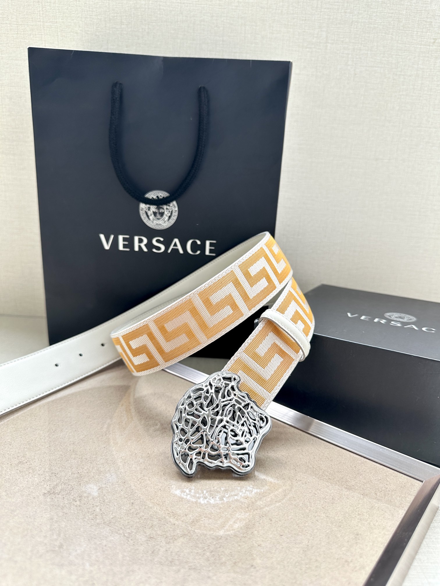   带宽3.8cm VERSACE（范思哲）此款缎带腰带风格十分休闲，饰有标志性希腊回纹图案，可搭配休闲