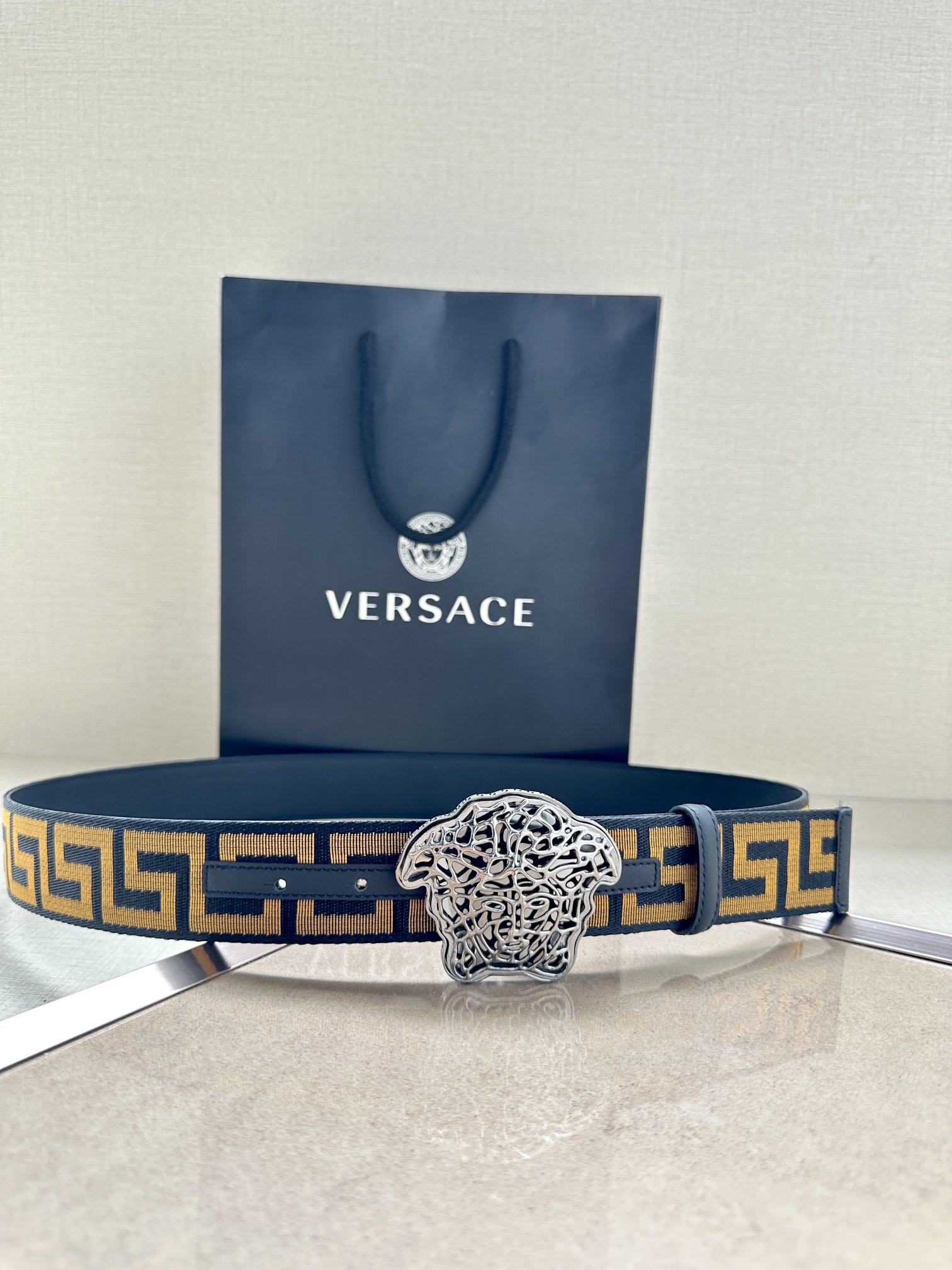   带宽3.8cm VERSACE（范思哲）此款缎带腰带风格十分休闲，饰有标志性希腊回纹图案，可搭配休闲